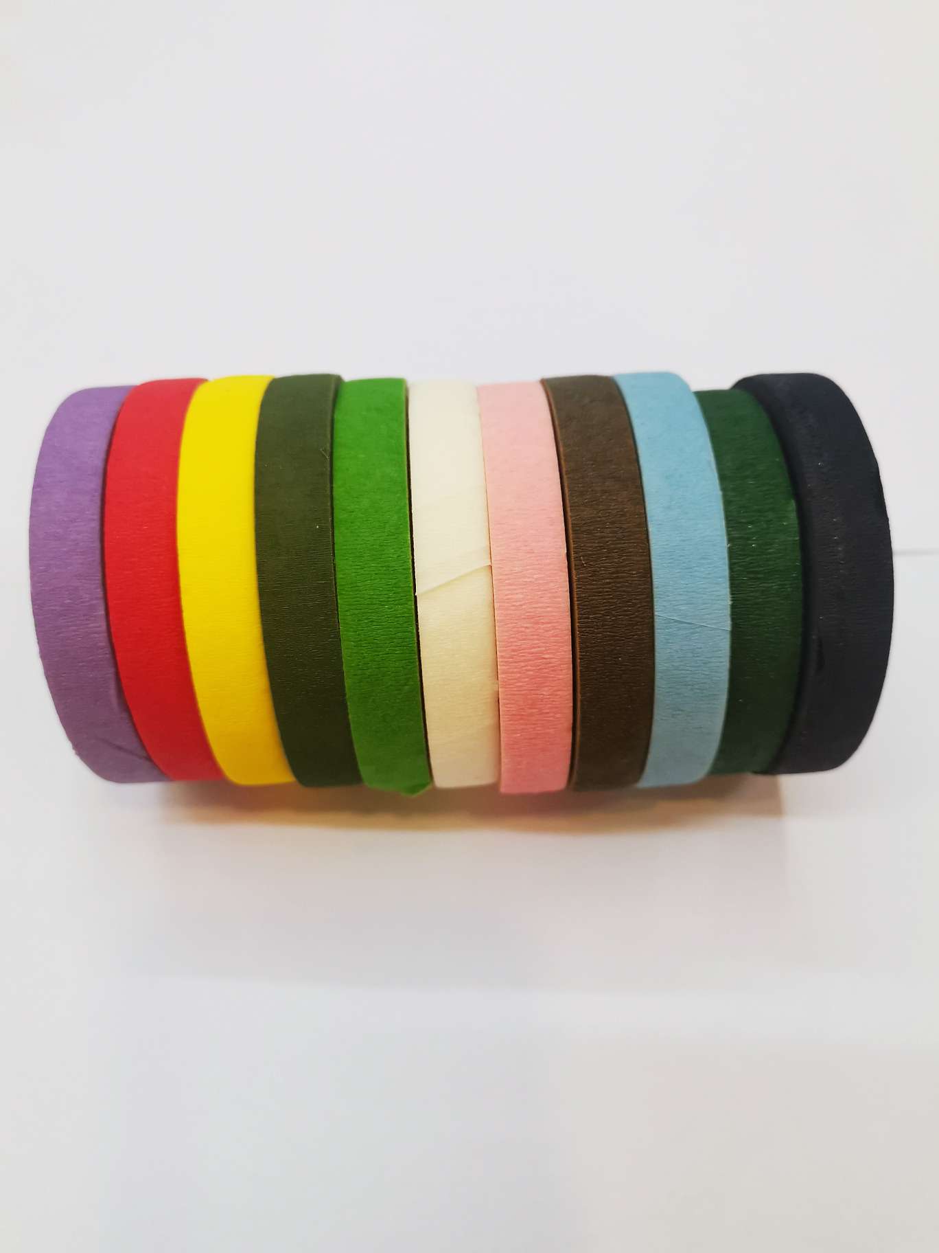 وقام الطلاب بتزيين 10 شرائط فيديو بالألوان باستخدام كراسة صور من نوع DYY Item Picture