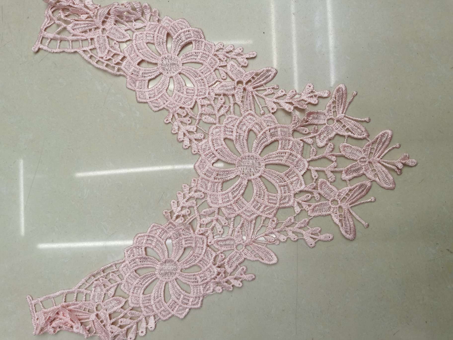 Polyester-gloss collar flower