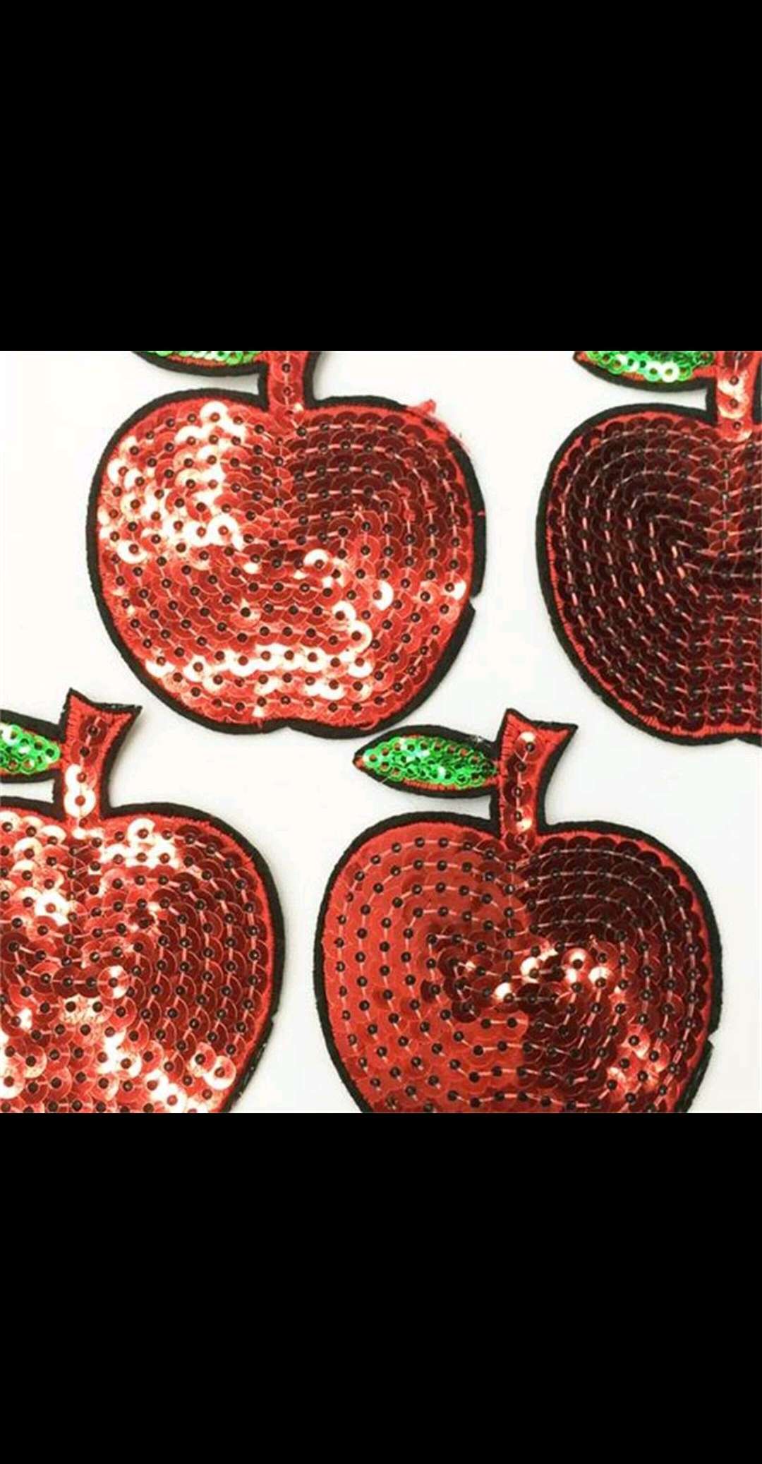 服装辅料亮片绣苹果布贴白底实物图
