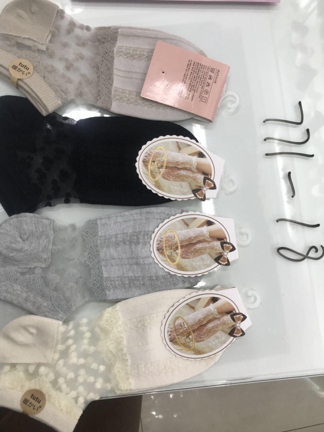 Random color and style popular and trendy socks: Lace stockings, short socks, crystal glass stockings, lace stockings, lace stockings, boat stockings, fashionable and trendy stockings, five-finger stockings, pile stockings, pair stockings, mid-calf stockings, pantyhose Item Picture