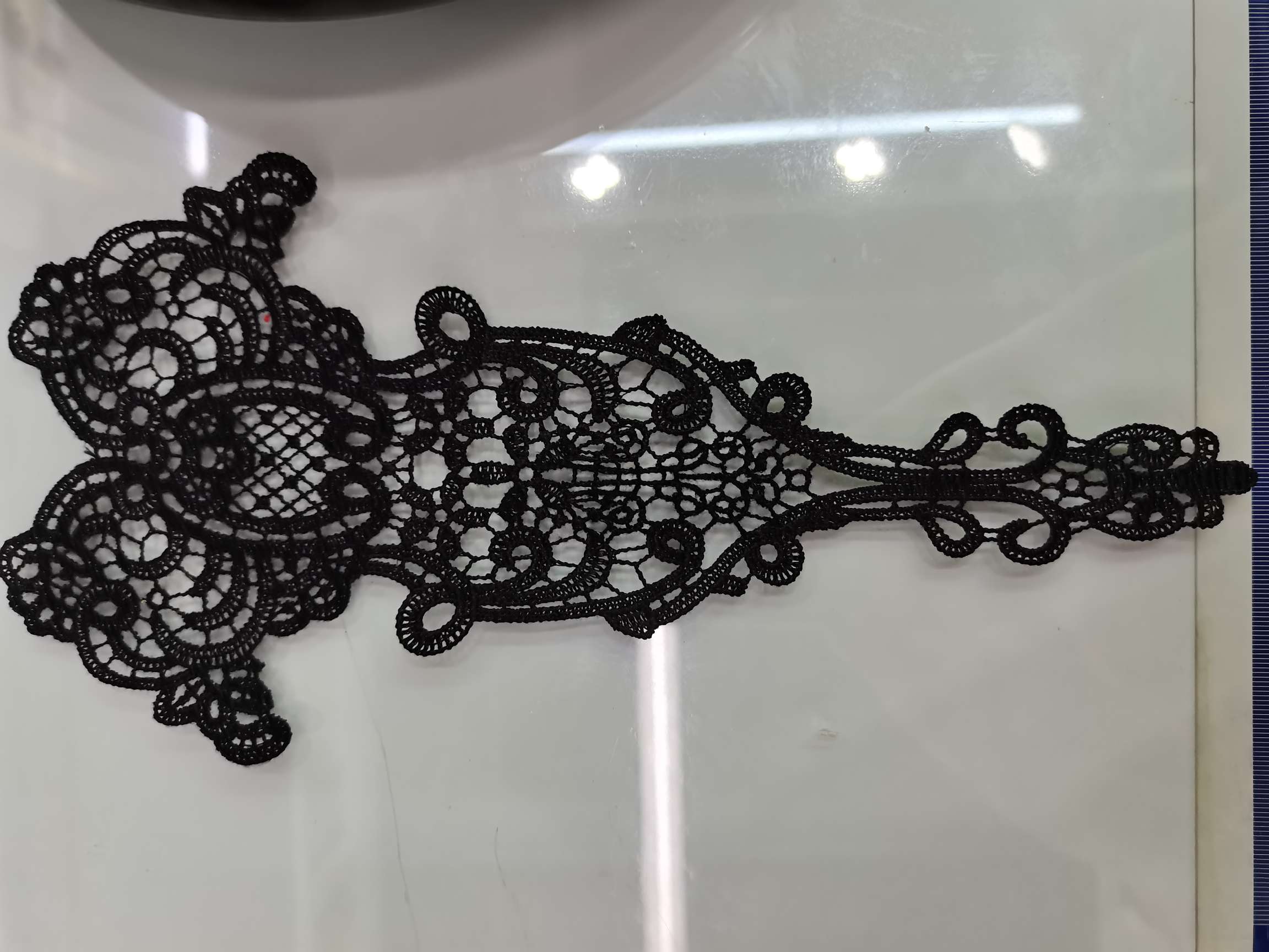 The new two-strand polyester lace features exquisite and clear patterns Specification image