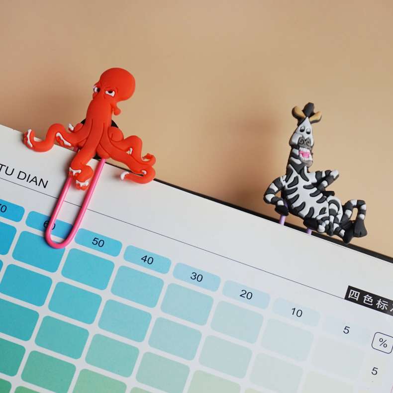 Animal cartoon paperclip bookmark Application Scenario