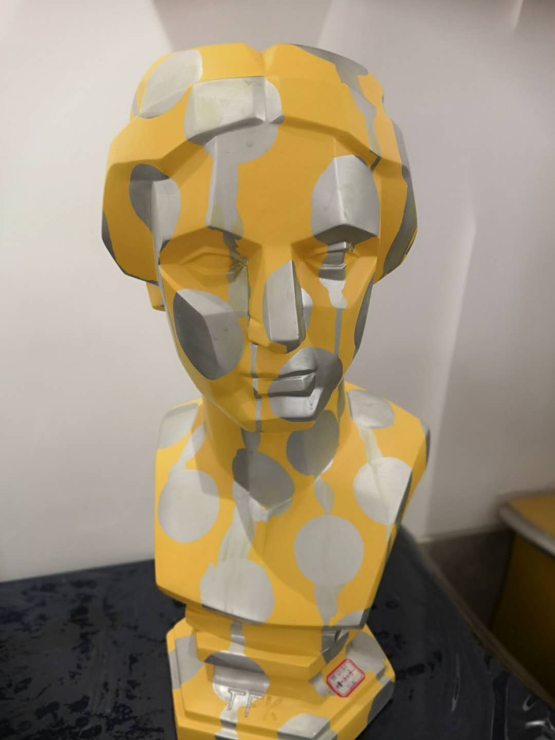 A design-sense home decoration piece for the entrance hall, a beautiful display of a woman's head in the shopping mall, 57*26*21 in height Application Scenario