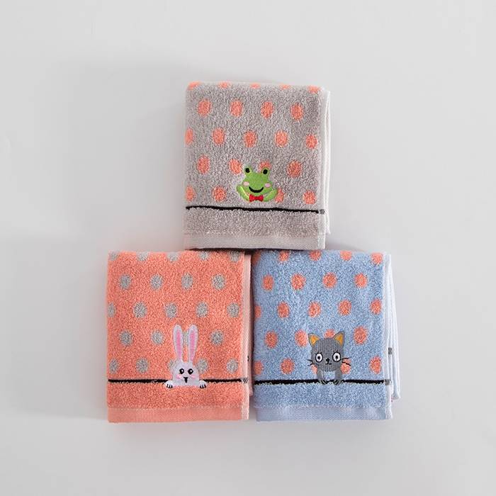 The 7186 polka dot embroidered children's scarf is 25*50 grams and weighs 50g per piece
