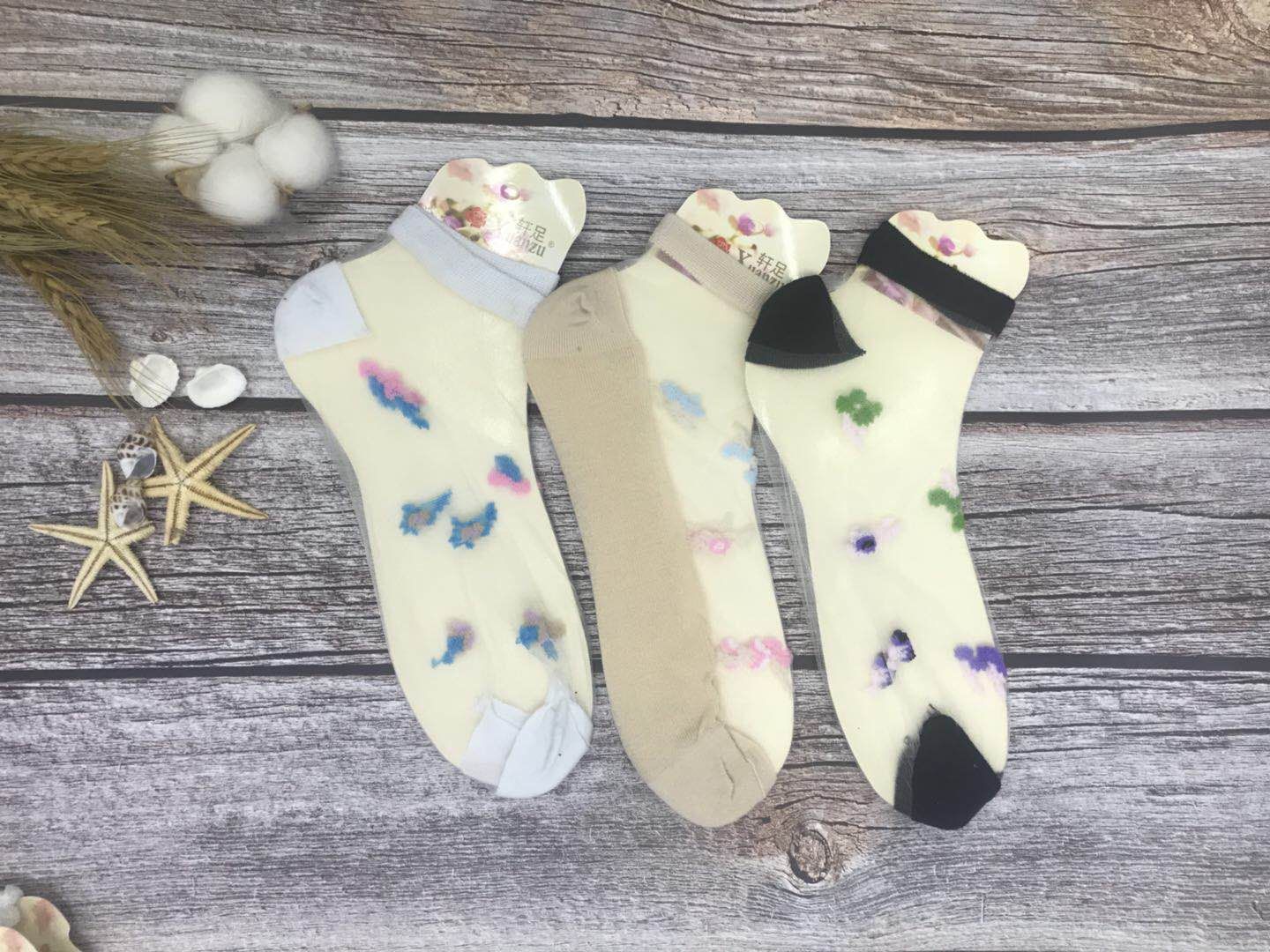 Random color and style popular and trendy socks: Lace stockings, short socks, crystal glass stockings, lace stockings, lace stockings, boat stockings, fashionable and trendy stockings, five-finger stockings, pile stockings, pair stockings, mid-calf stockings, pantyhose undefined