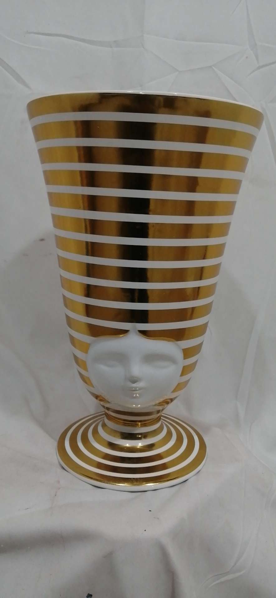 The height of the ceramic golden striped bottle is 41*25.8