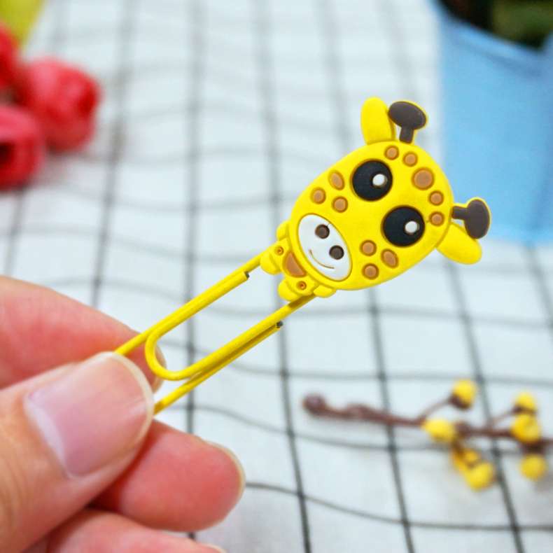 Animal-themed cartoon paperclip bookmarks Application Scenario