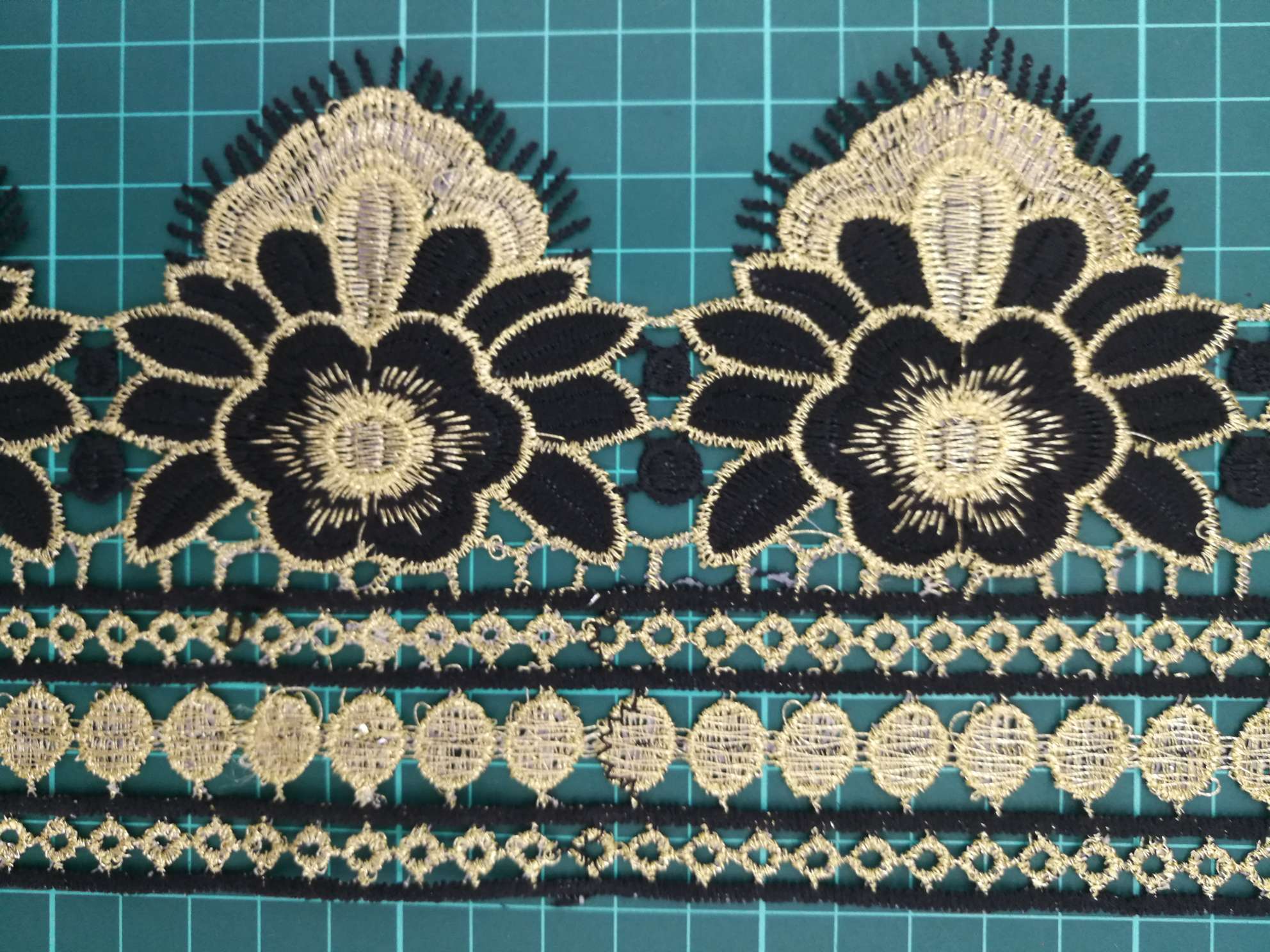 Water-soluble lace black and gold details Picture