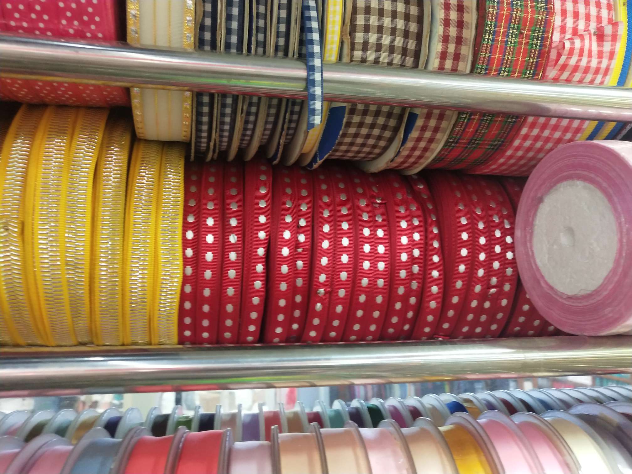 1公分大红白圆点