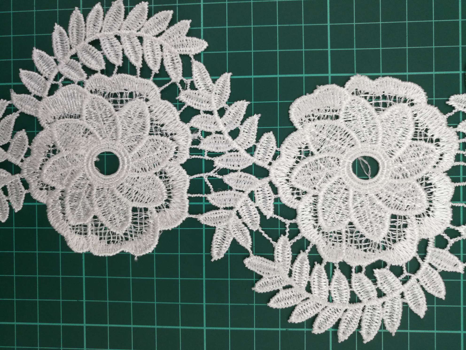 Water-soluble lace, leaf and flower lace details Picture