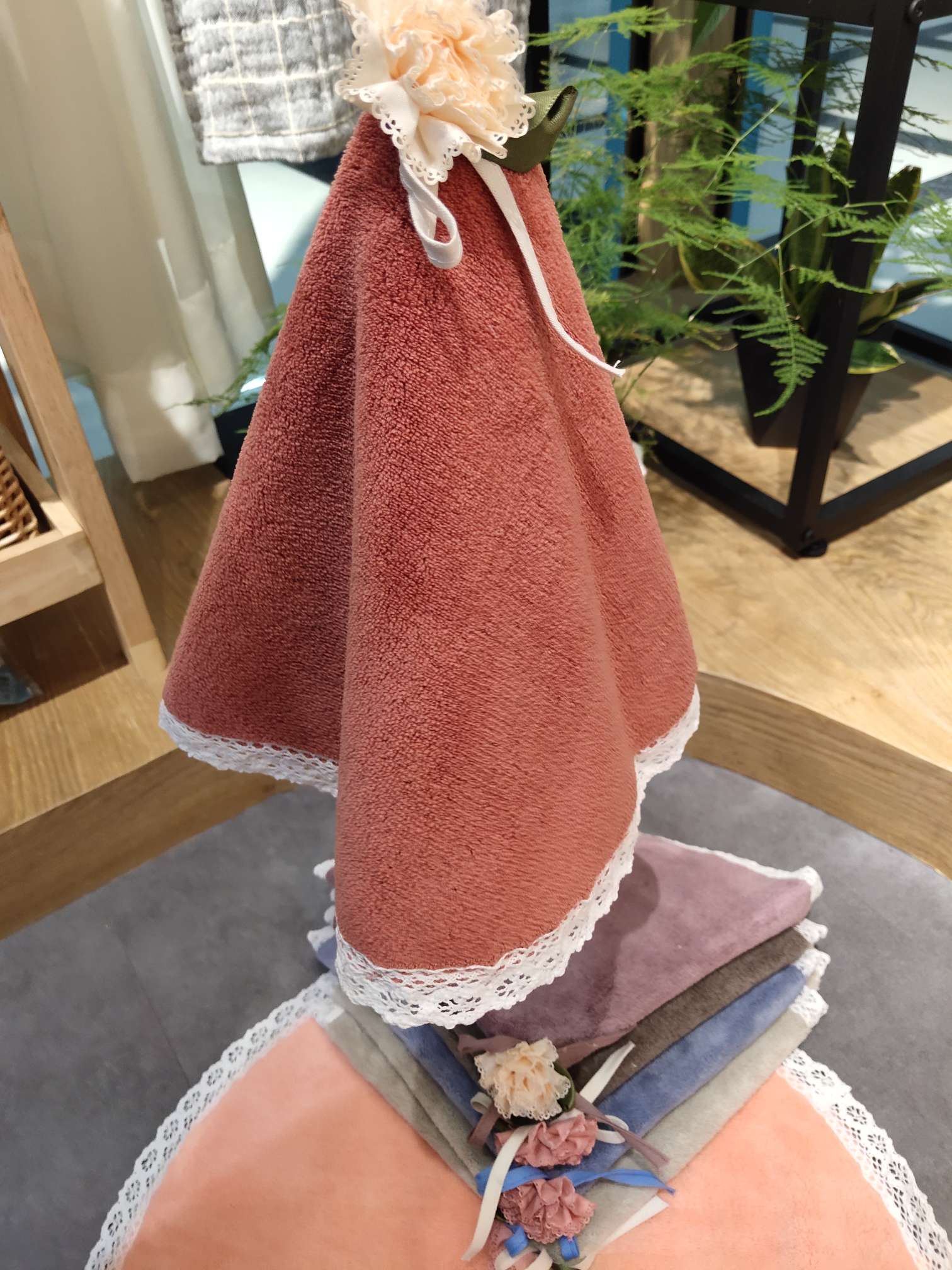 Original color fashion coral velvet round rose hand towel Specification image