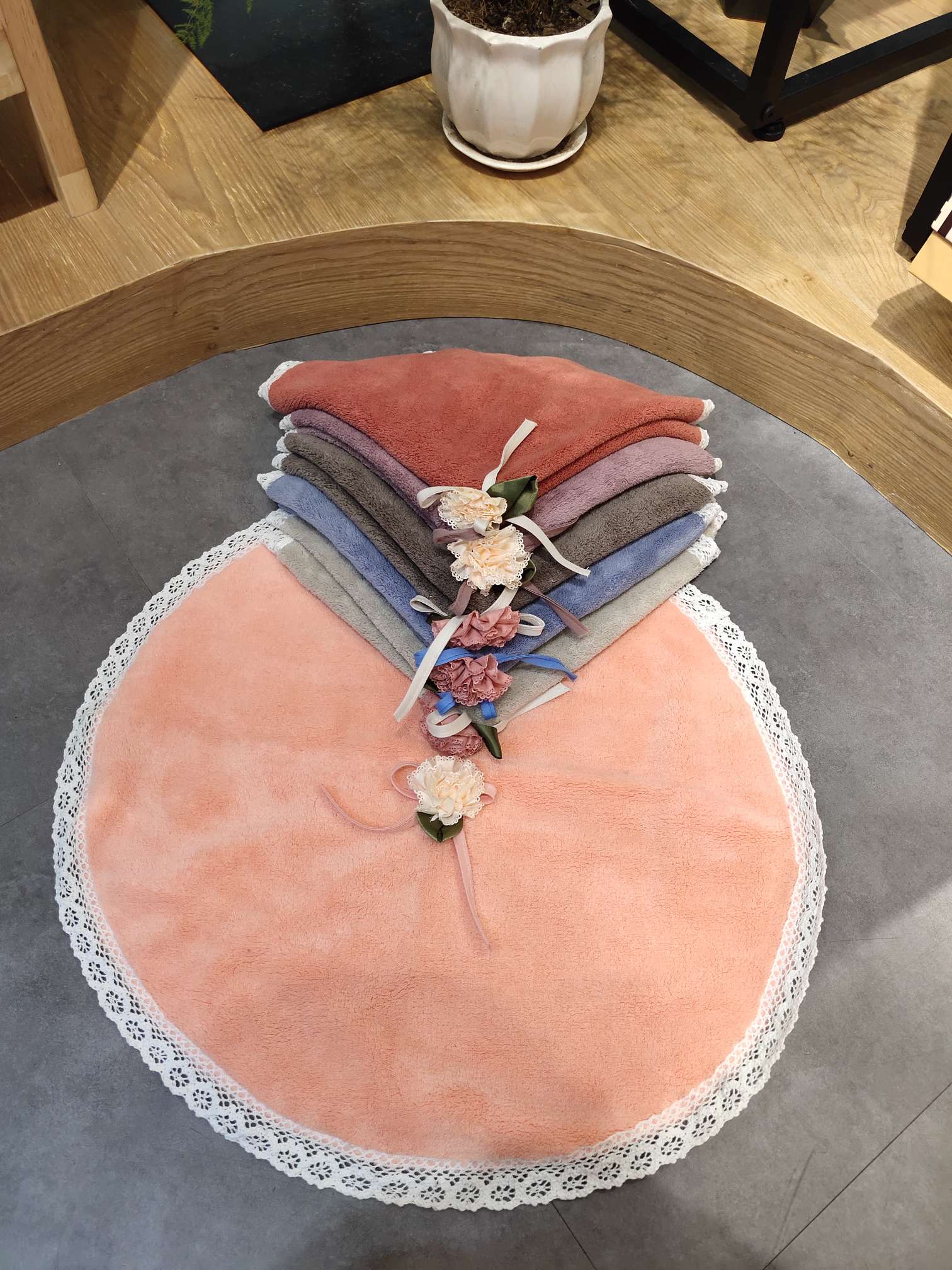 Original color fashion coral velvet round rose hand towel Item Picture