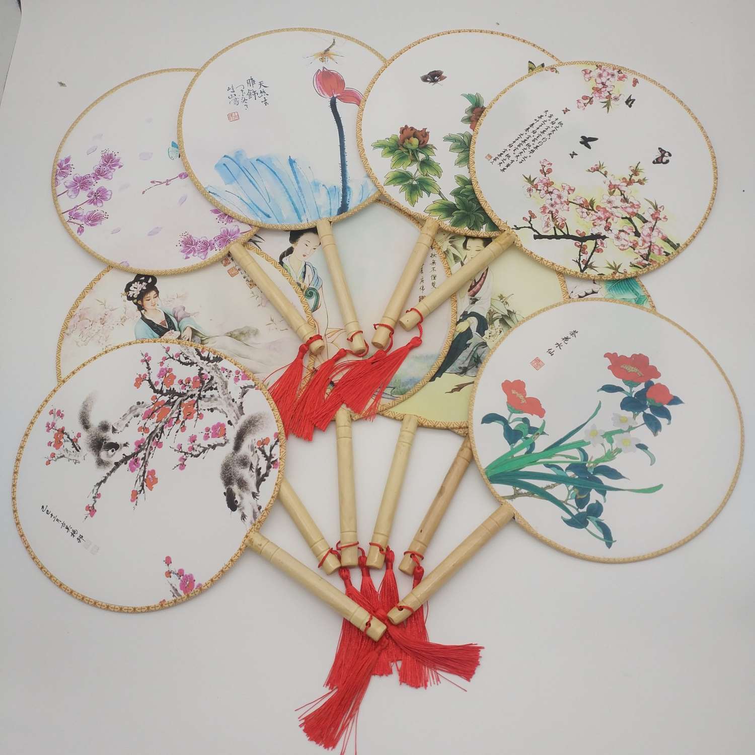High-quality ancient-style palace fans, round fans, Chinese-style fans, maid fans, wooden-handled cloth fans, Hanfu, and round fans are selling well in scenic spots undefined