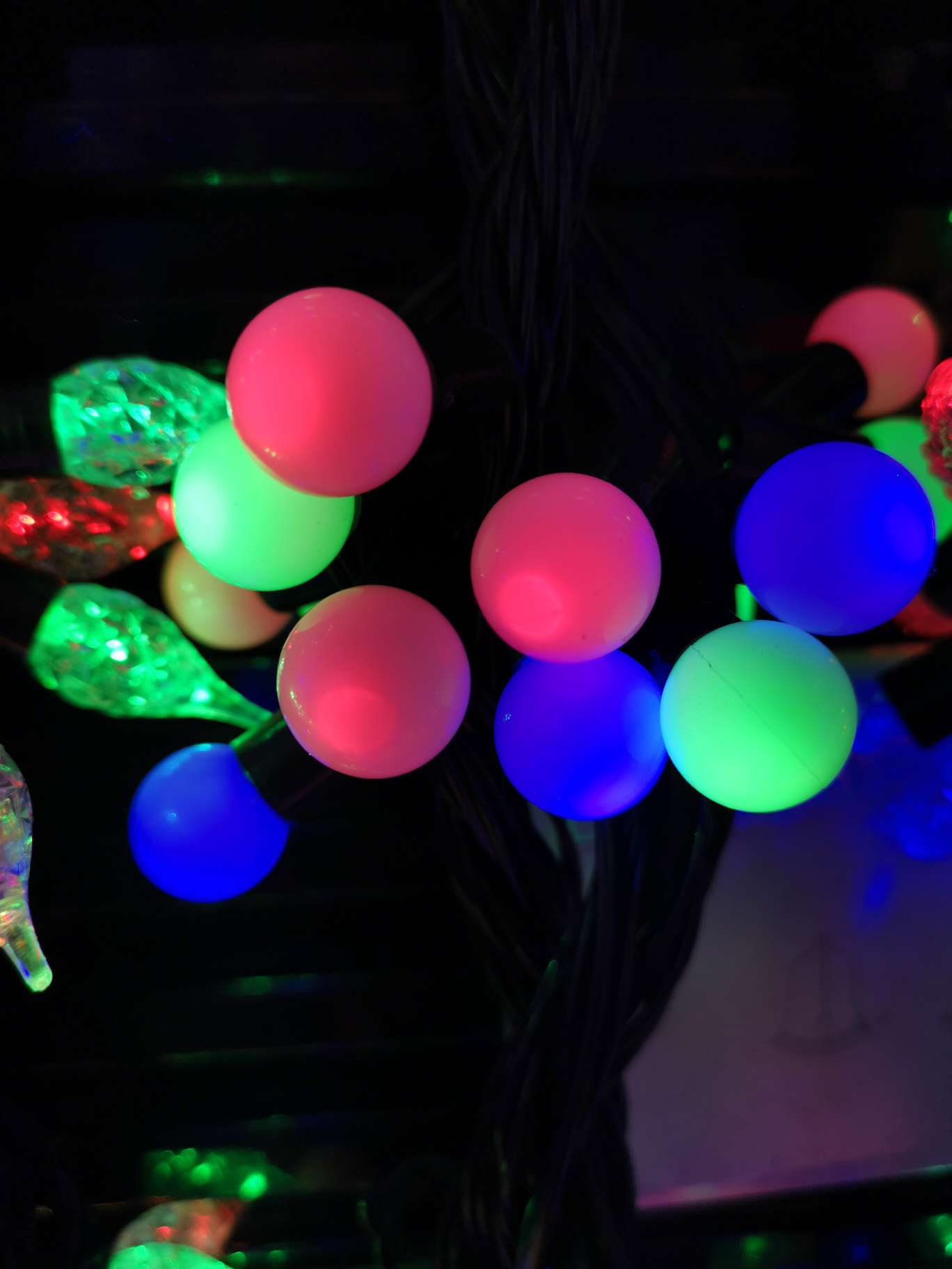 The total length of 40 frosted balls is 6 meters thumbnail
