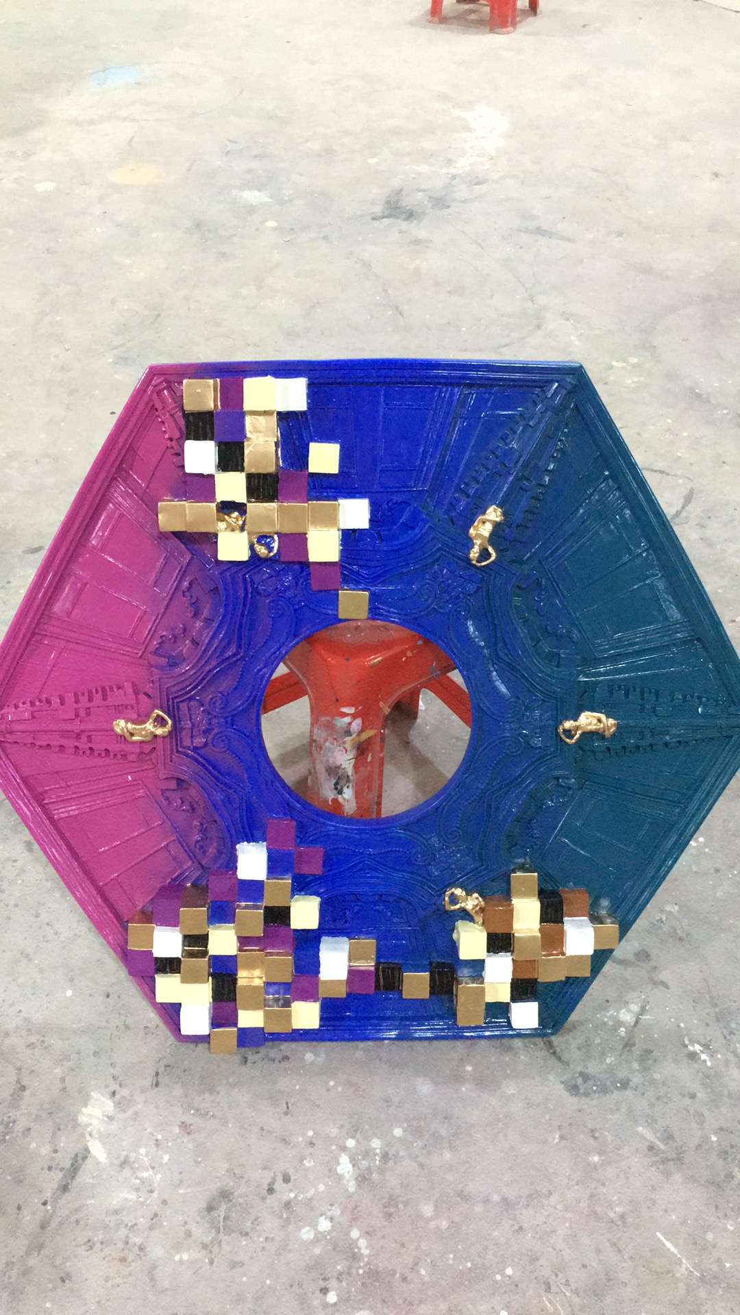 Creative home decoration, wall decoration, entrance hall decoration, hexagonal mirror 97*85*7 Application Scenario