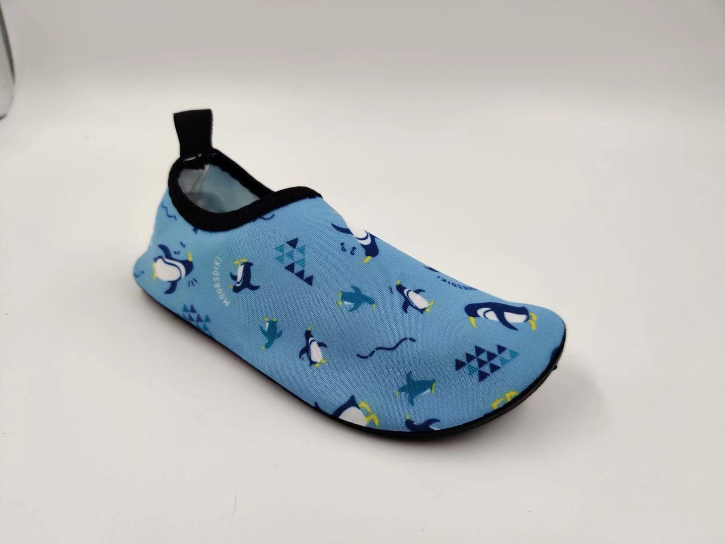 小孩划水沙滩鞋