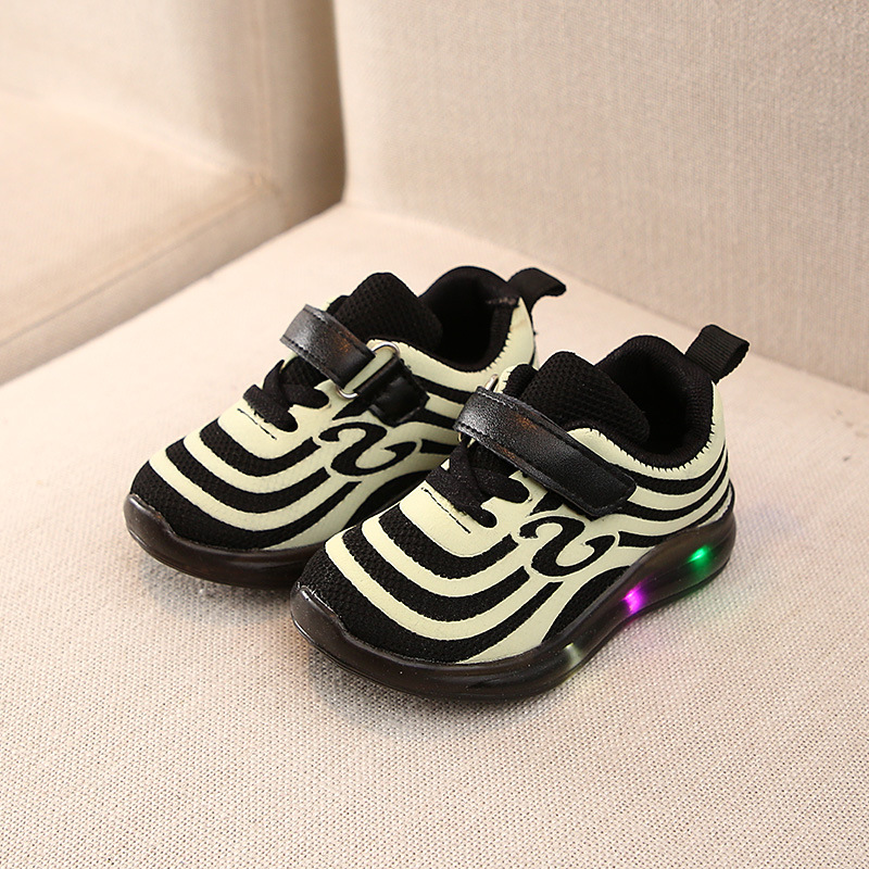 新款童鞋带灯网面发光男女儿童运动鞋休闲系带魔术贴板鞋厂家直销产品图