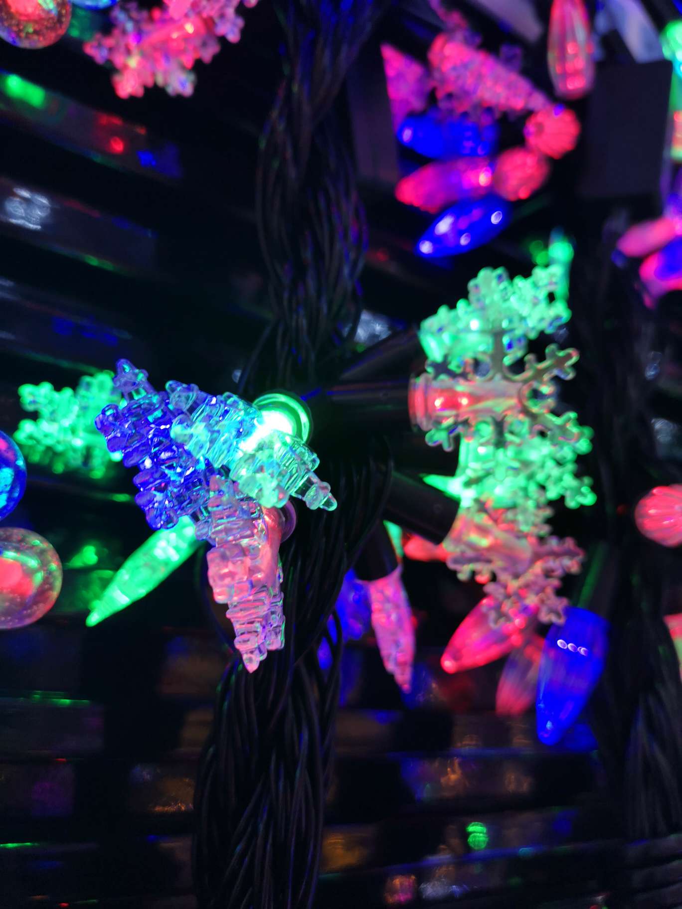 The total length of 40 black snowflakes is 6 meters