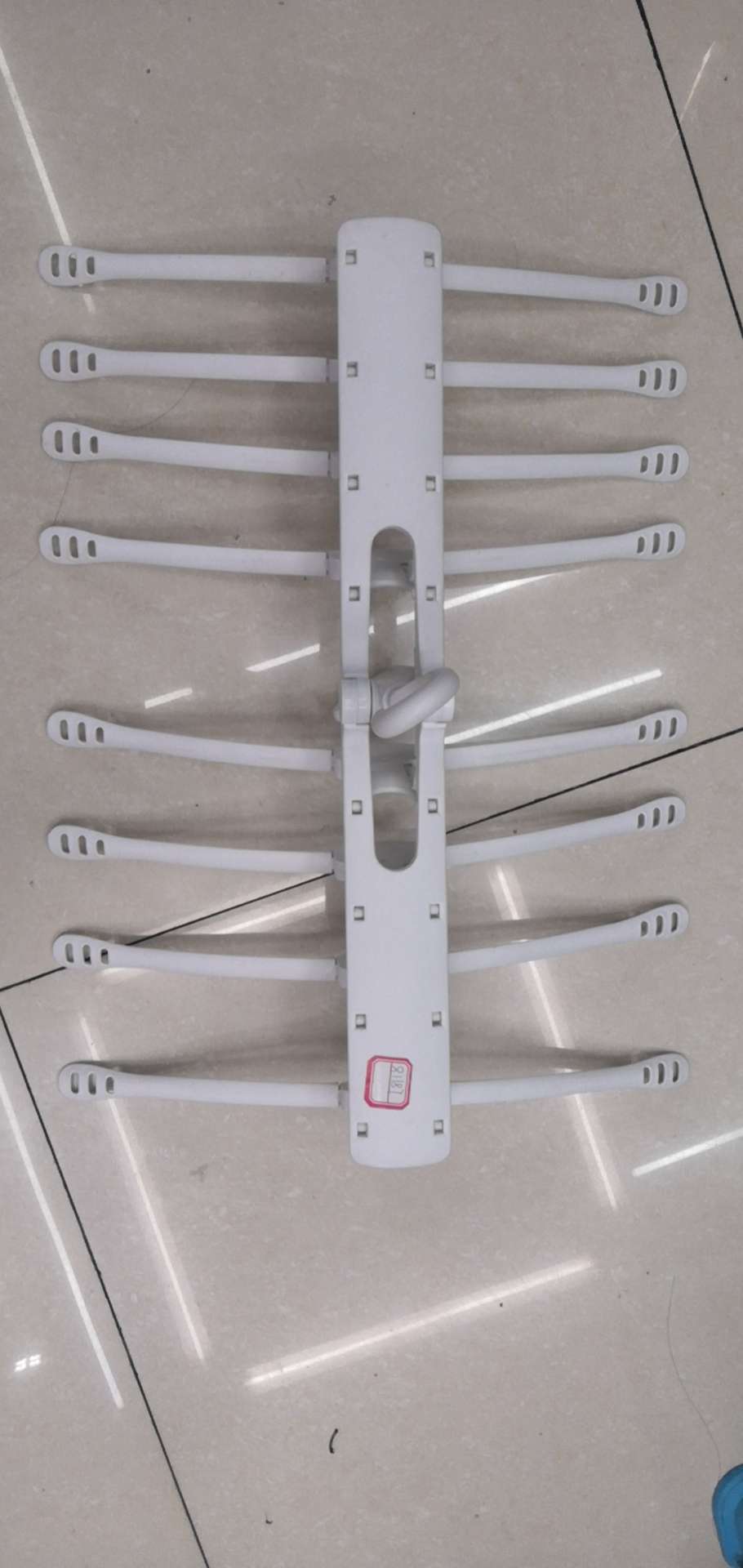 8个多用折叠衣架产品图