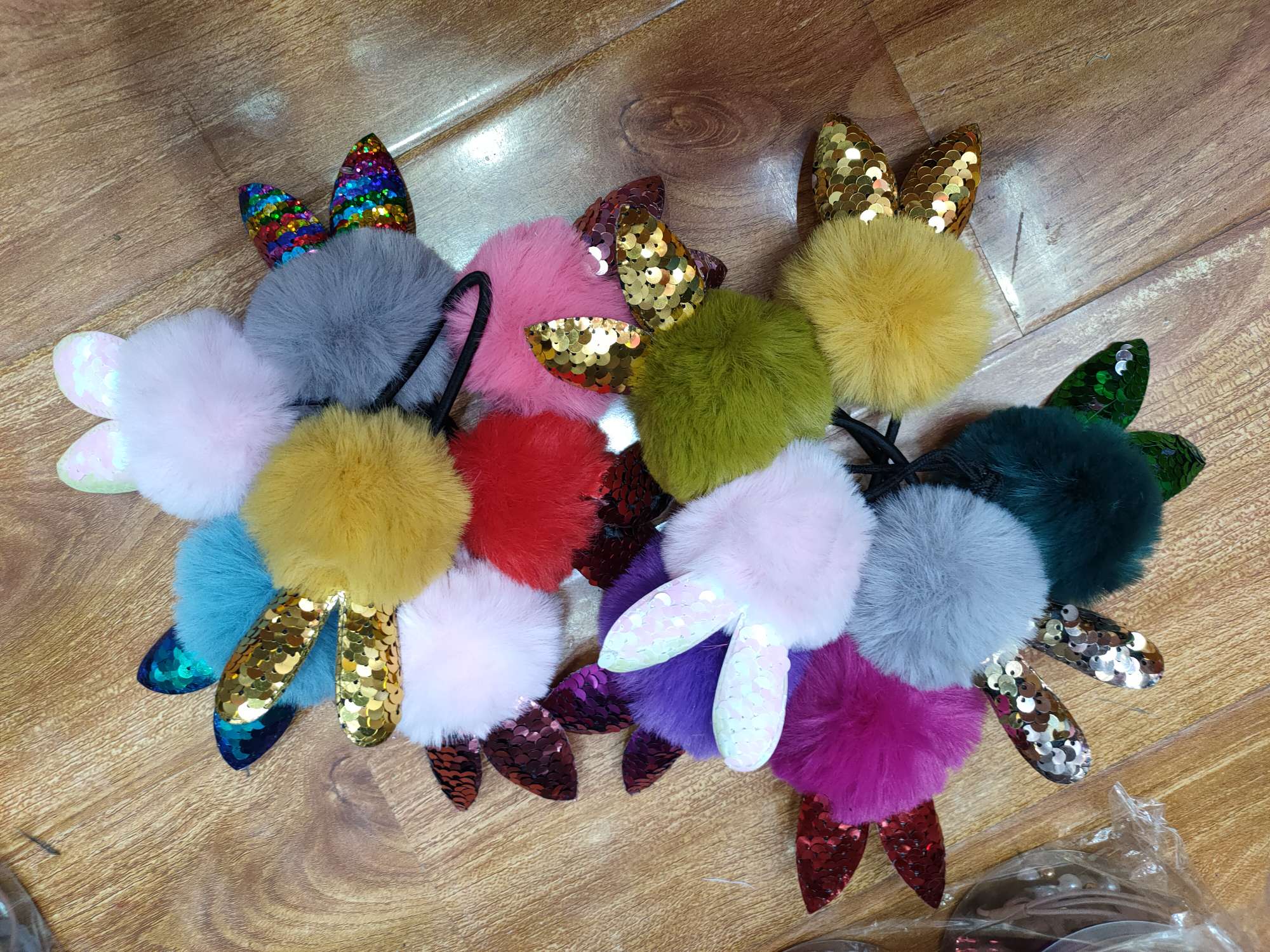 Sequined round ears pom-pom tendons