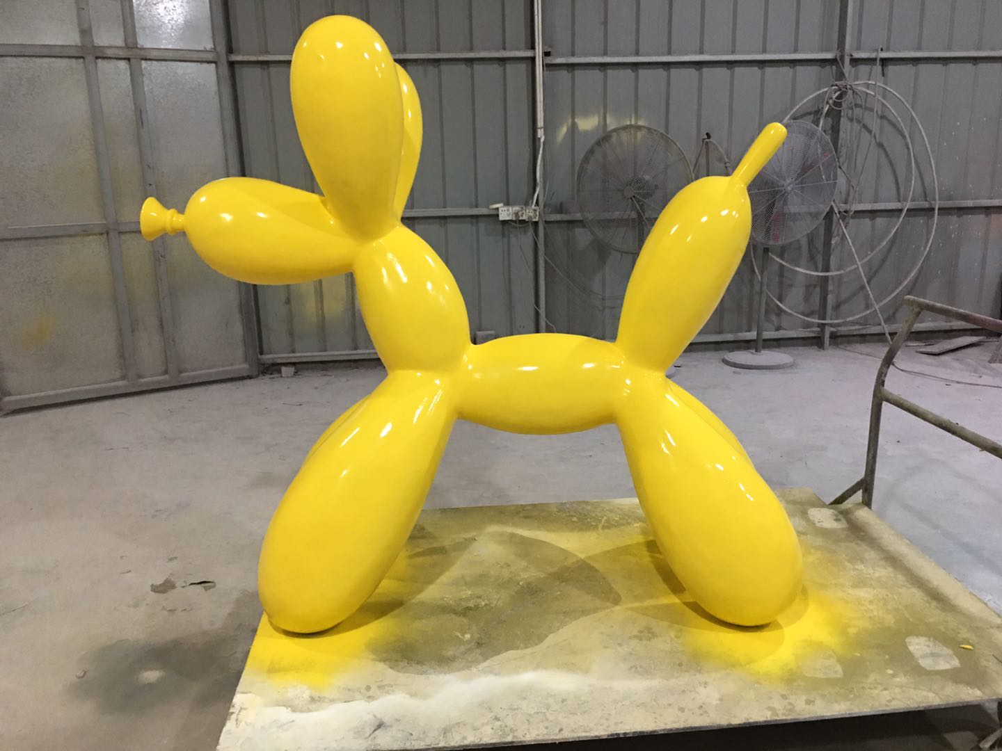 Small spray-painted balloon dog, outdoor shopping mall balloon dog decoration, fiberglass sculpture, kindergarten ornaments, 150*65*165 Application Scenario