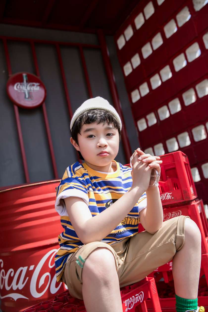 Striped short-sleeved T-shirt Application Scenario