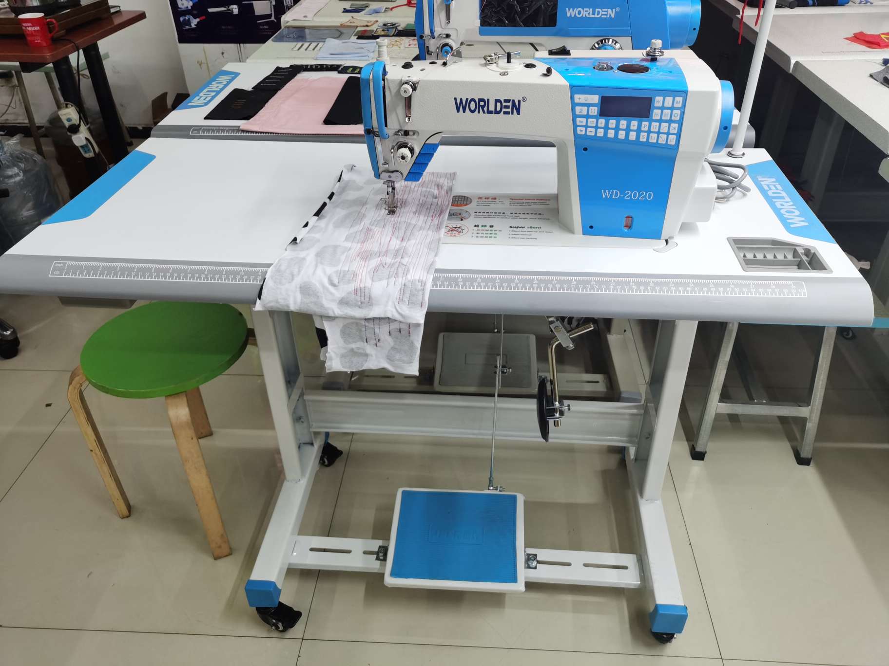 Double step motor double knife micro oil pattern sewing machine computer flat sewing machine computer flat sewing machine thumbnail