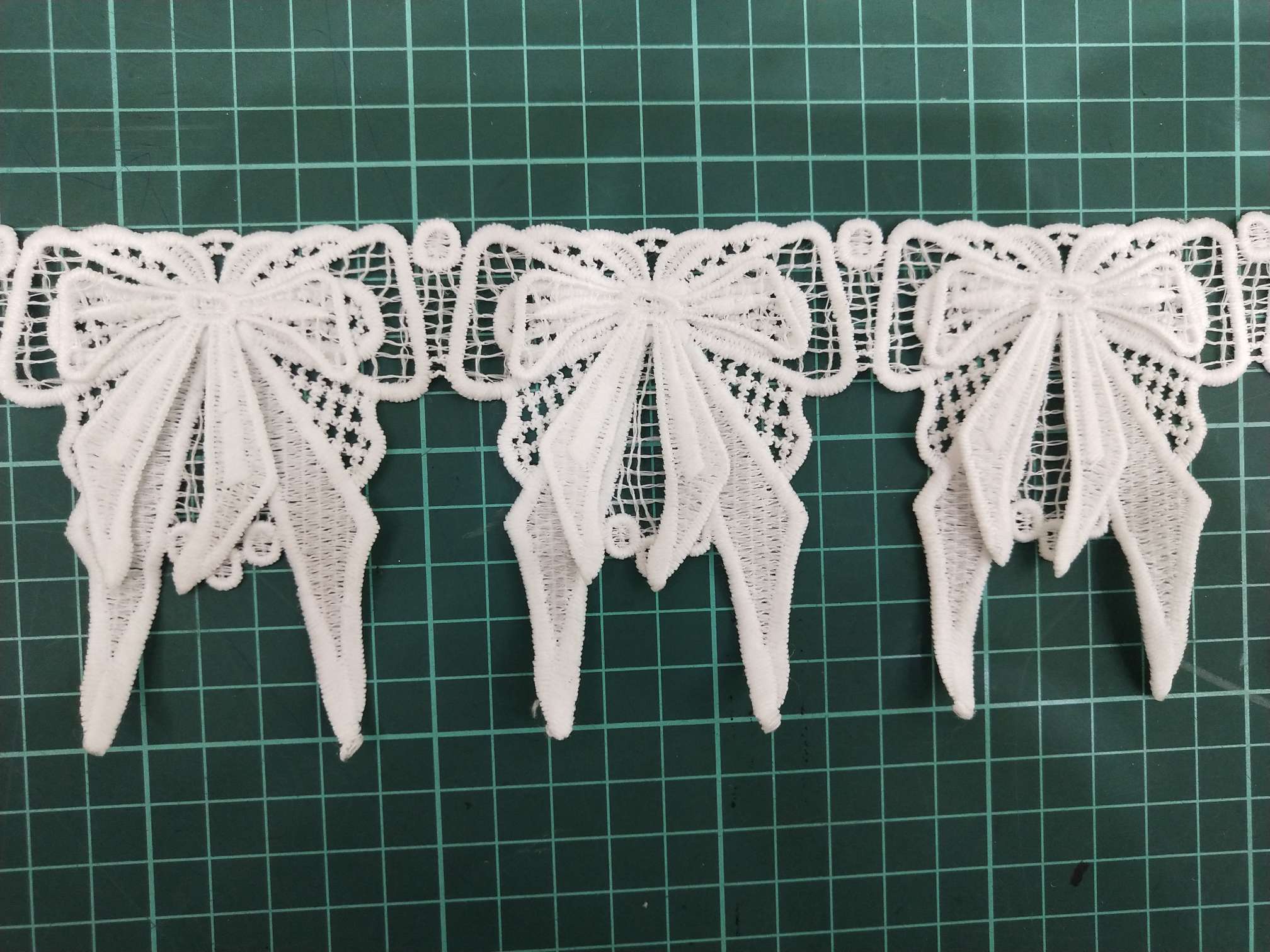 DIY 3D water-soluble lace butterfly for clothing accessories can be cut with milk thread barcodes