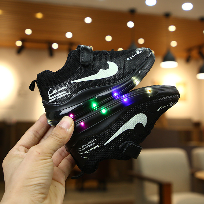 New 2020 Children's Sports Shoes Led Bright Light Mesh Men's And Women's Shoes Breathable Soft Sole Baby Factory Direct Sales Application Scenario