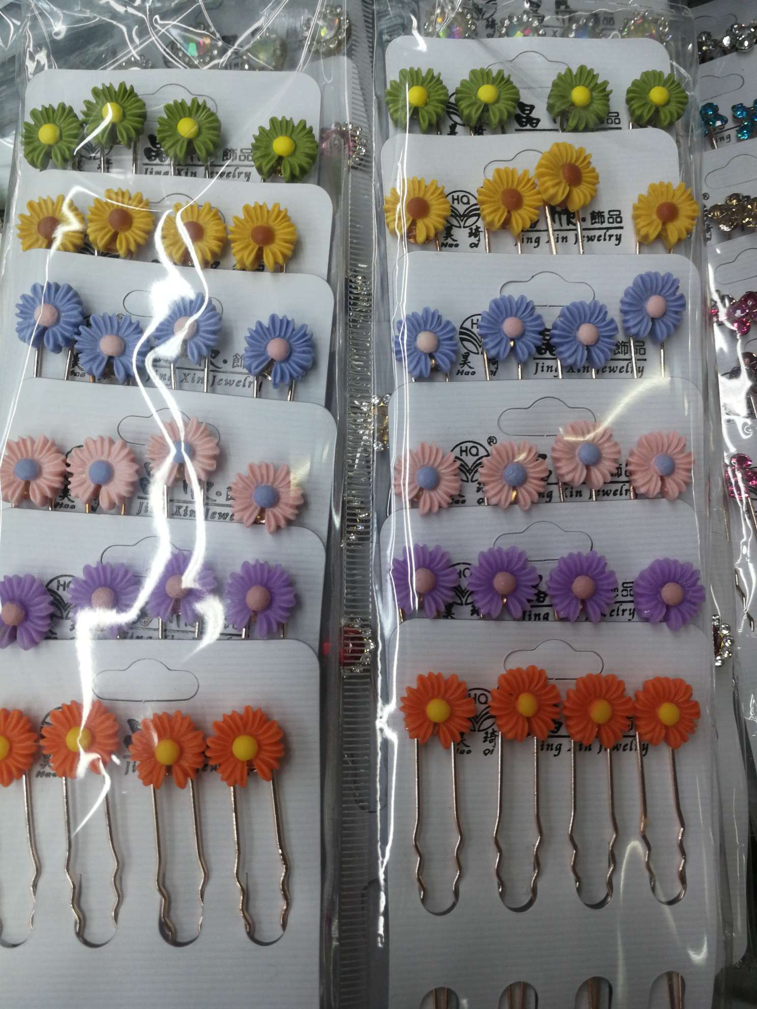 Daisies 4 small hair pins