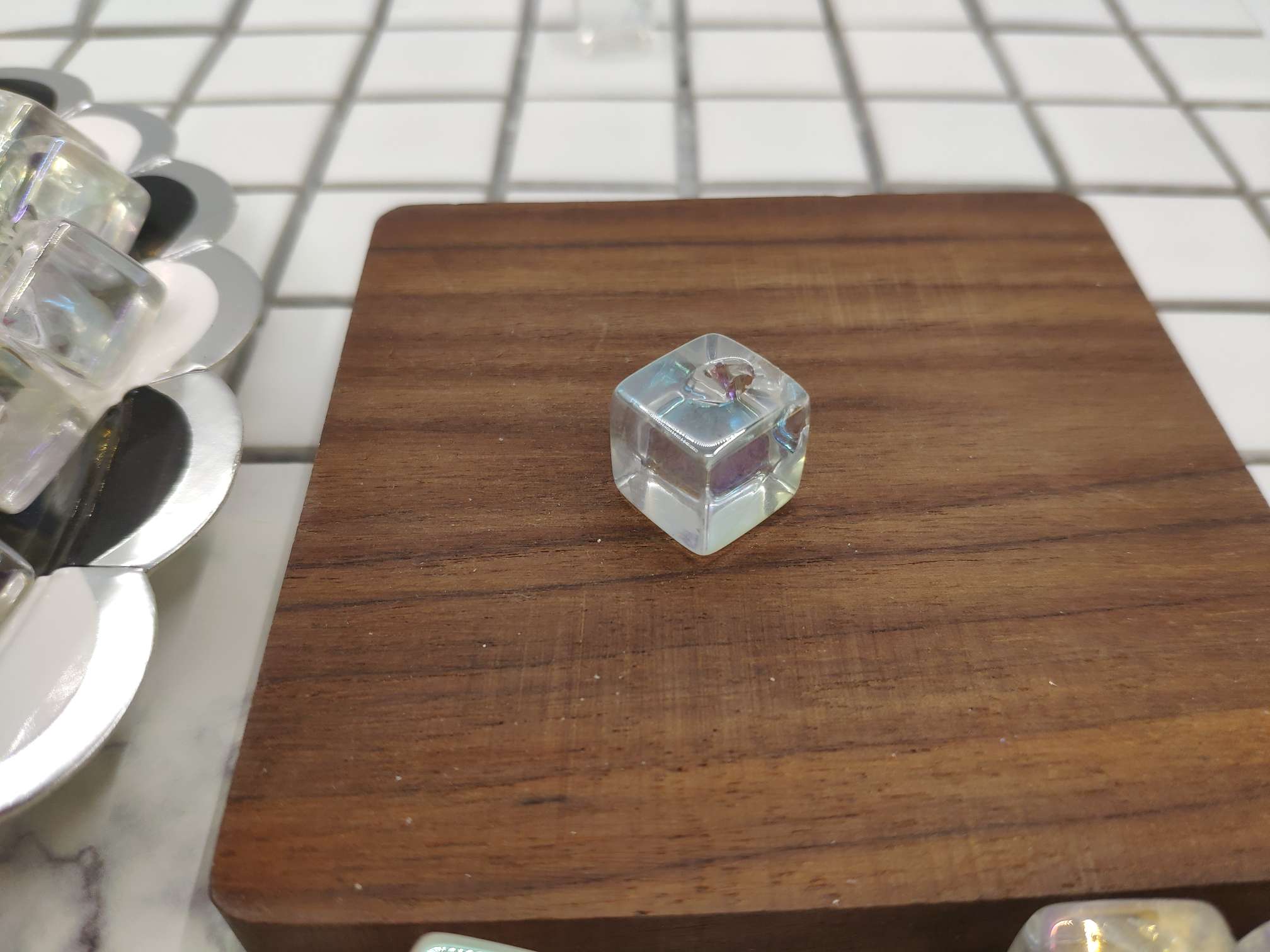 皮筋边孔方珠镭射方珠AB彩方珠头饰方珠七彩方珠13.5mm2209#图