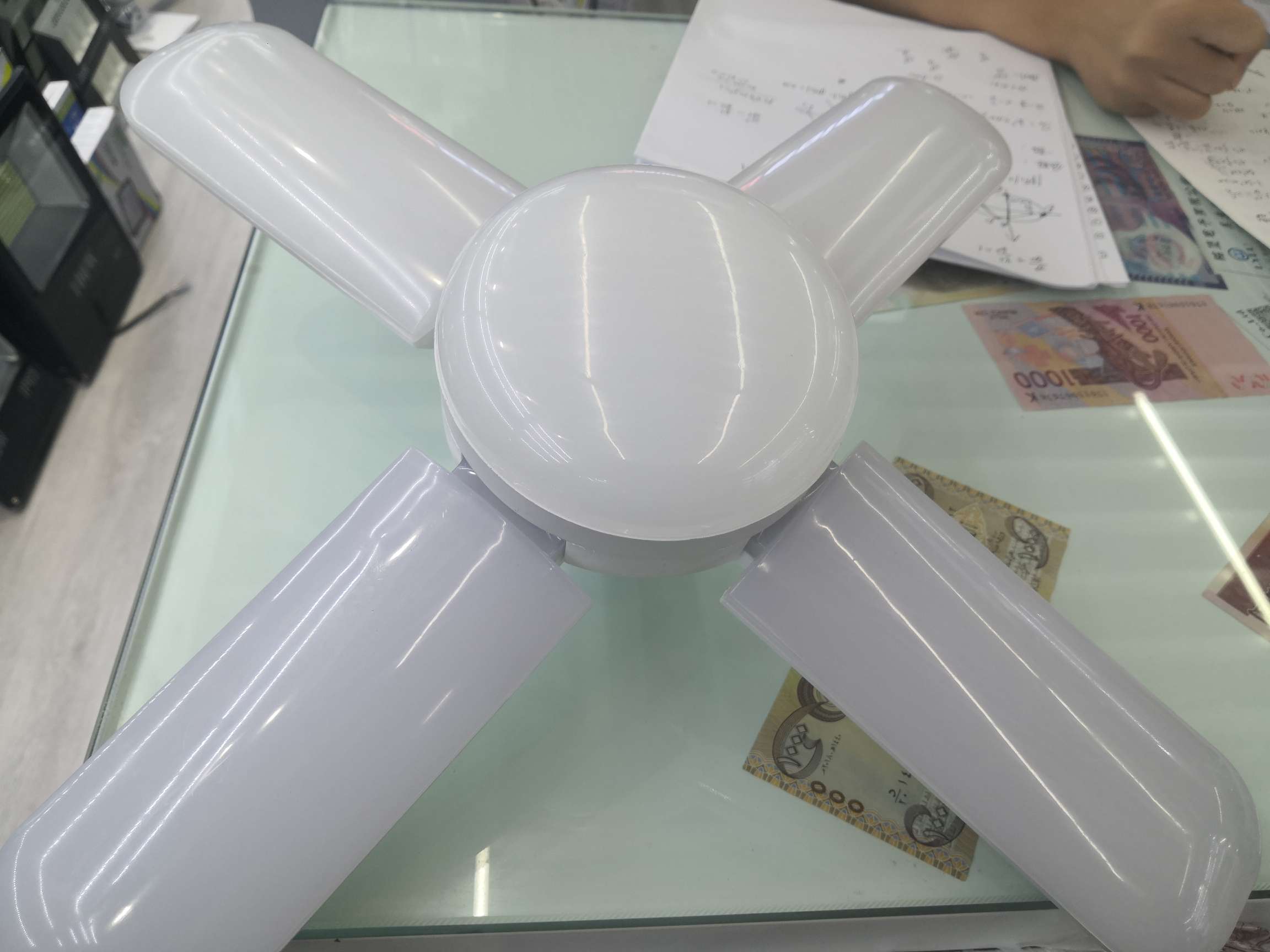 مصابيح رباعية الأوراق ومصابيح الدايود المبتعث للضوء