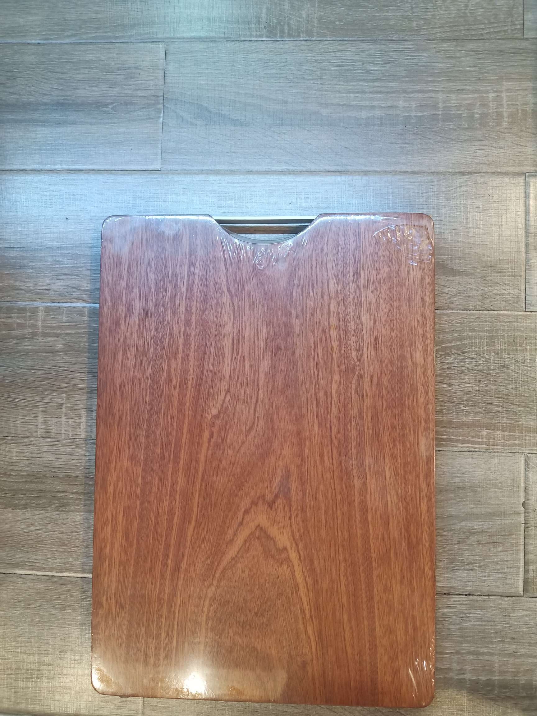 The three-centimeter-thick solid wood cutting board made of ebony wood does not flake or crack