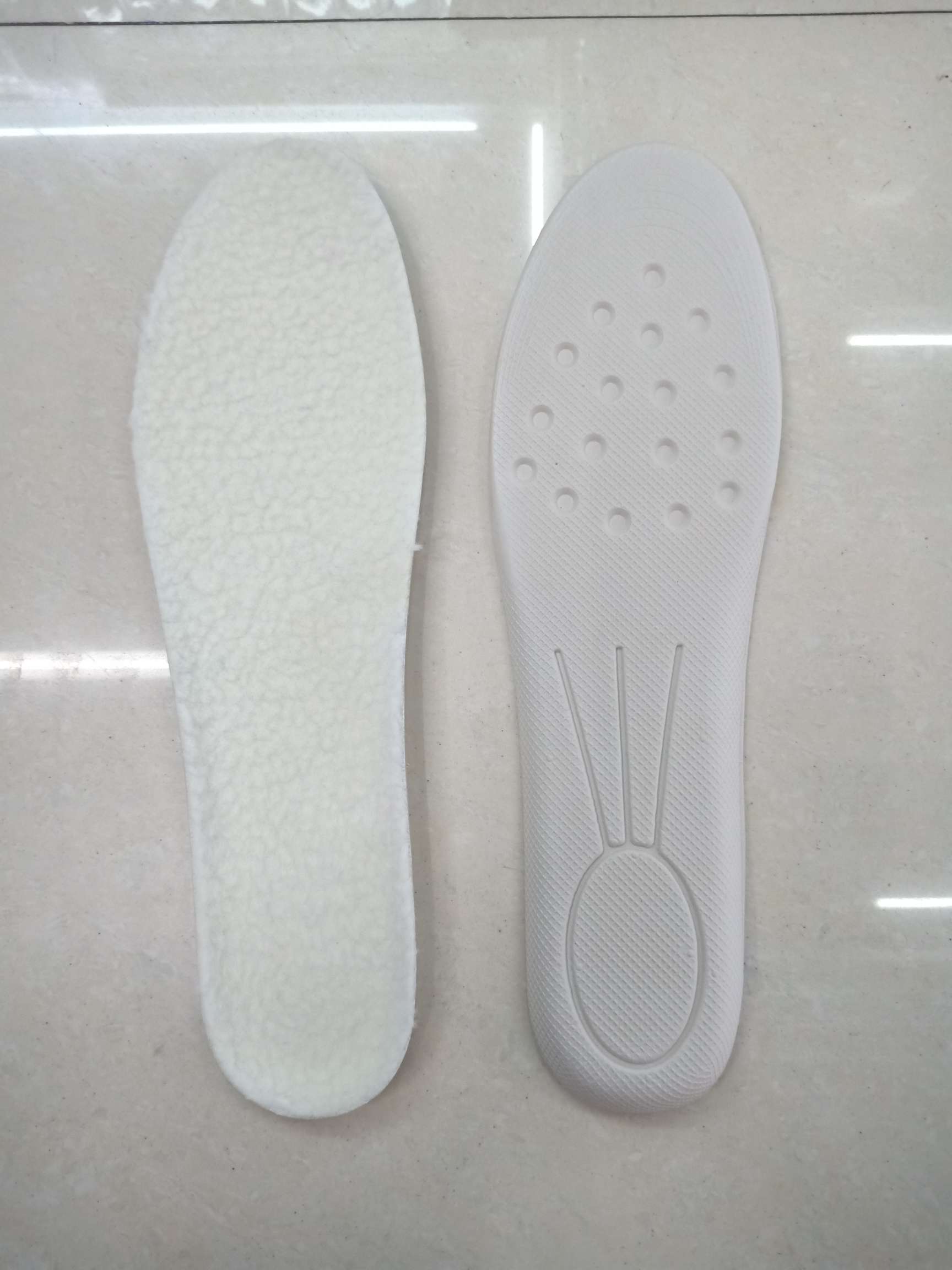 Sports plush insole to keep warm thumbnail