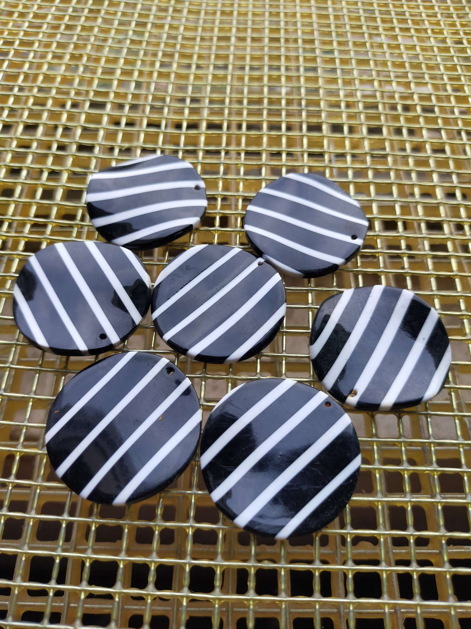 Domestic sales hot style temperament Korea east gate earrings accessories, black and white stripes acetic acid resin corrugated shape accessories, manufacturers direct, a large number of spot, welcome to purchase thumbnail