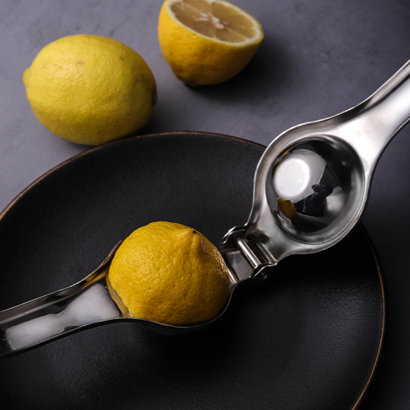 Stainless steel lemon juicer, stainless steel lemon pinch juicer, portable manual juicer Application Scenario