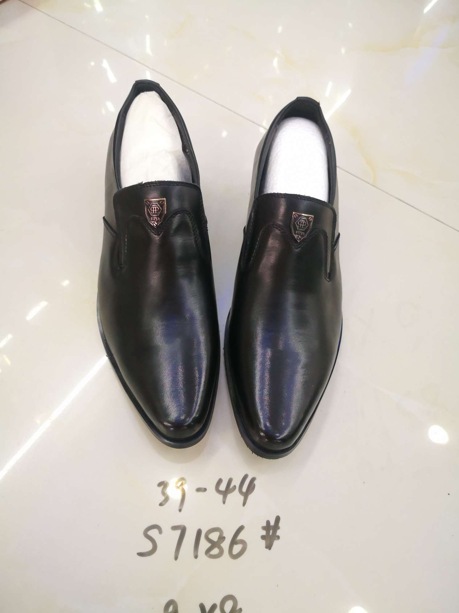 外贸原单库存现货欧美款式男鞋皮鞋男真皮一脚蹬商务休闲布洛克欧版尖头鞋子白底实物图