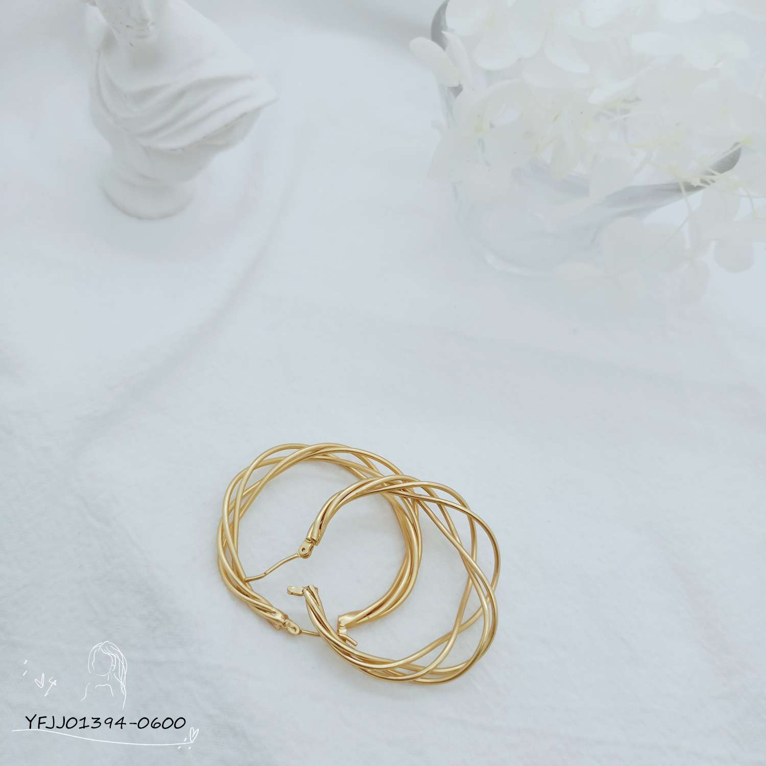 Korean Version Of All Fashion Temperament Fog Gold Hollow Earring Application Scenario