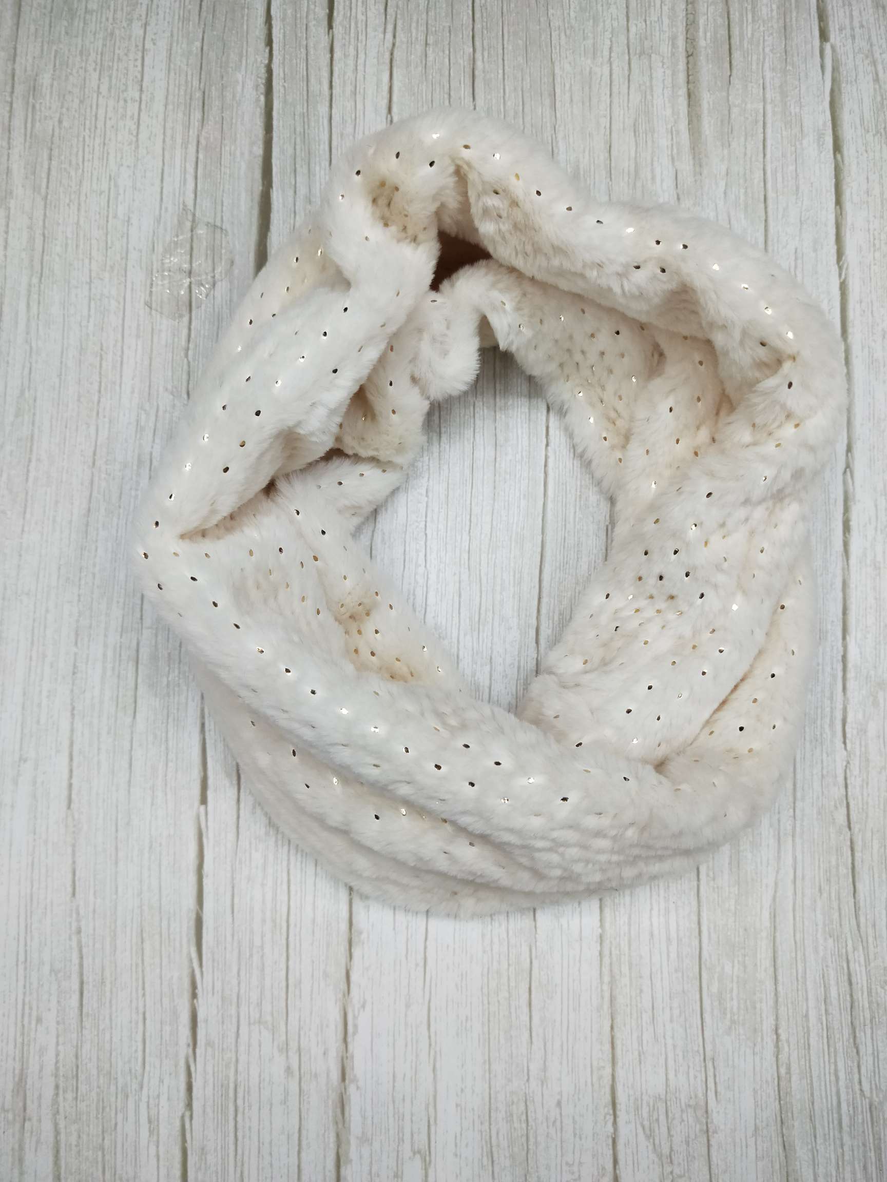 The Latest Fashion Trend For Autumn-Winter Faux Fur Necklaces Is At The Forefront Of Fashion Trends