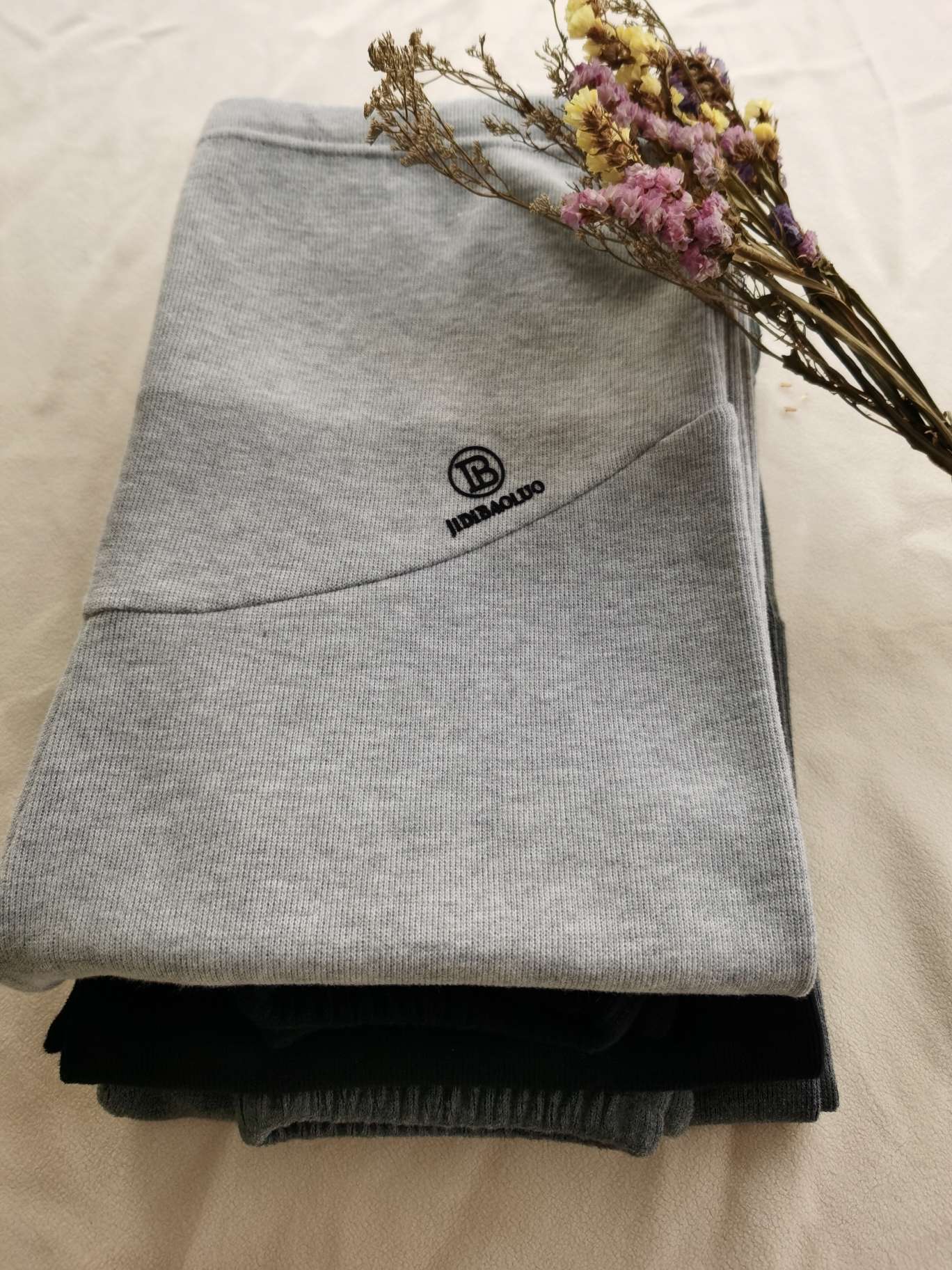 Maternity pants, with a base layer and lantern pants worn over it, trendy mom pants Specification image