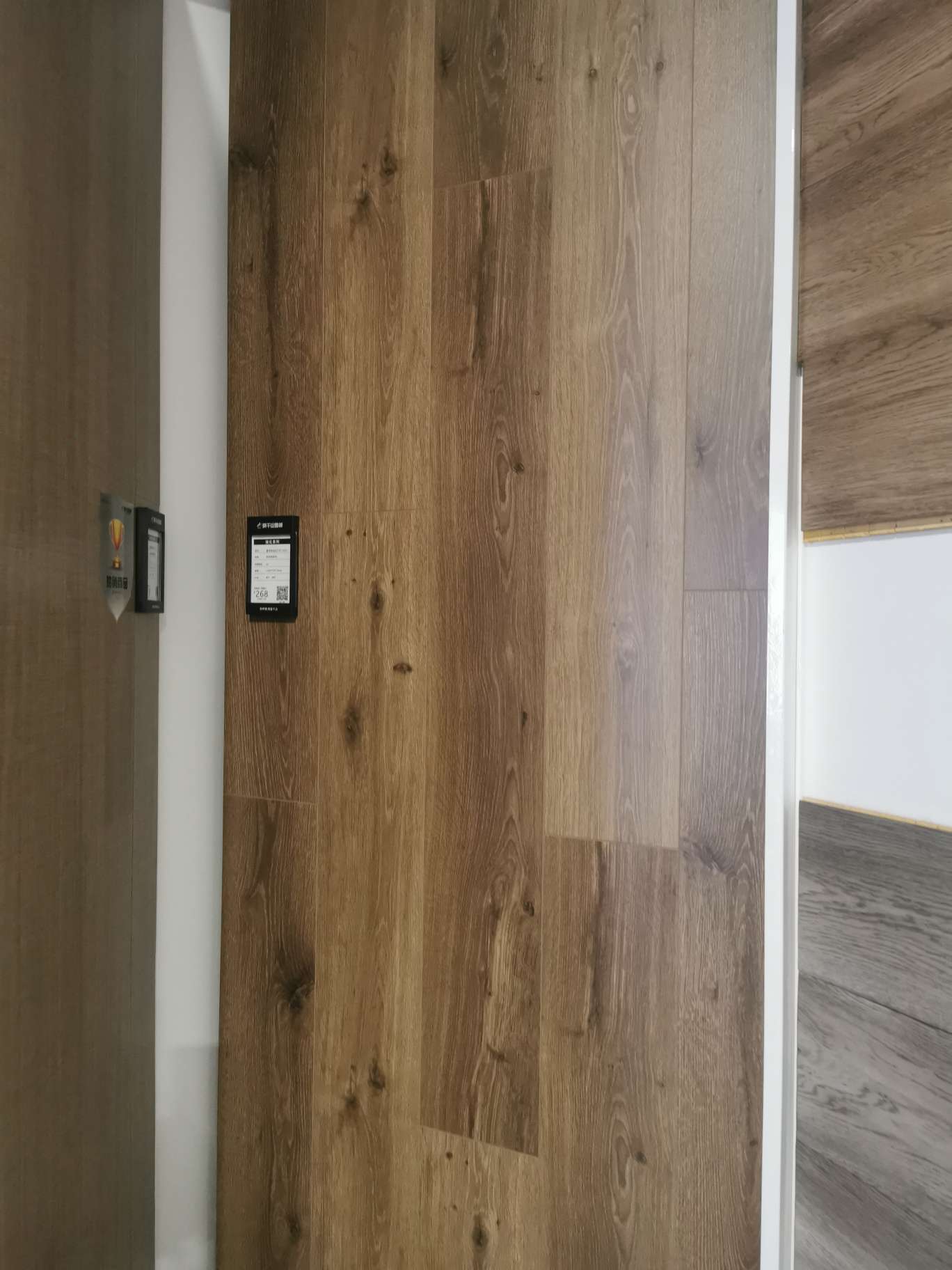 تم تقوية الأرضيات الخشبية في غرفة النوم في غرفة النوم في غرفة المعيشة Specification image