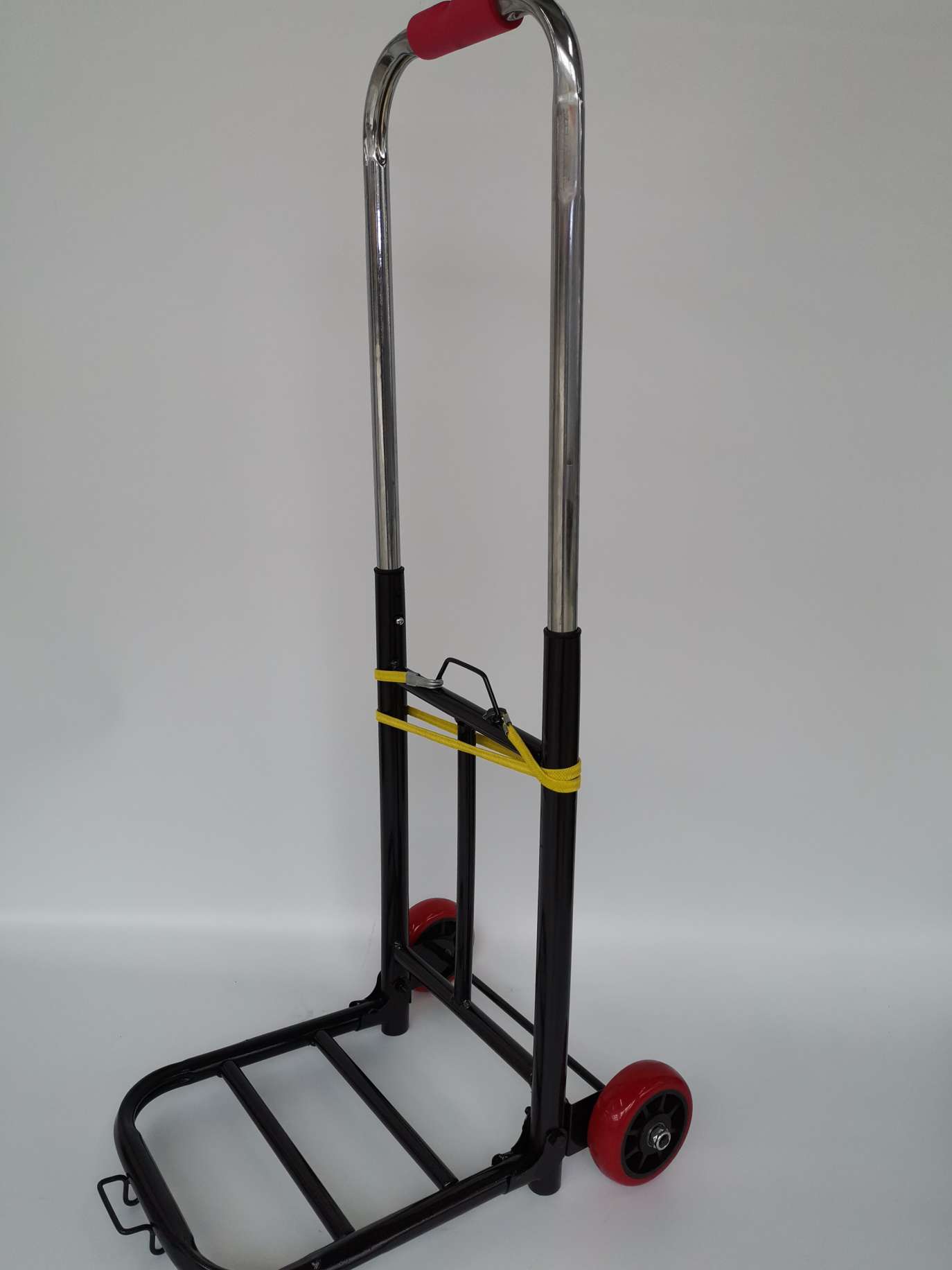 The handle of the simple luggage cart, shopping cart and hand-pulled cart is retractable