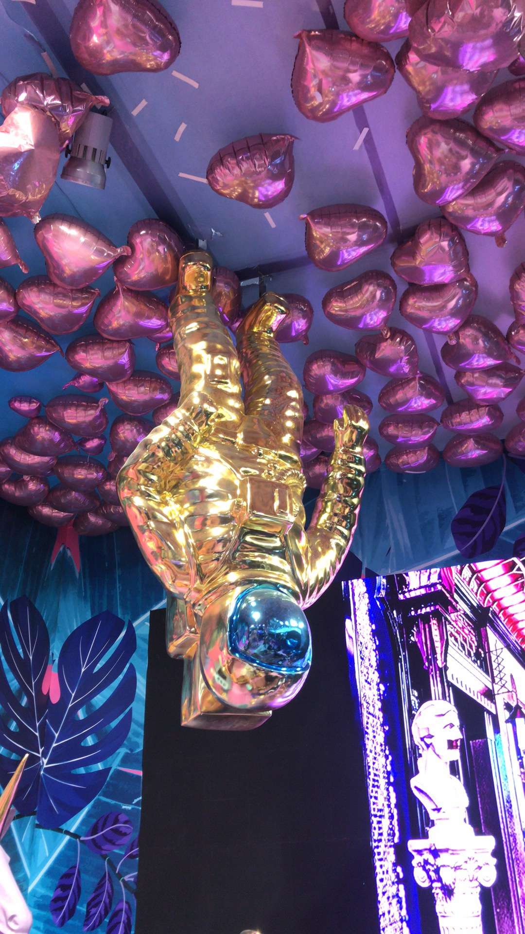 Creative electroplated astronaut astronaut figurine fiberglass sculpture hanging upside down, horizontally or sideways electroplated astronaut height 180*80*100