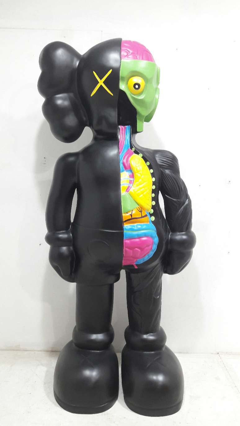 The semi-anatomical figurine of the trendy fiberglass sculpture art is a large decorative item for the decoration of the milk tea shop. The height is 220*107*55 Application Scenario