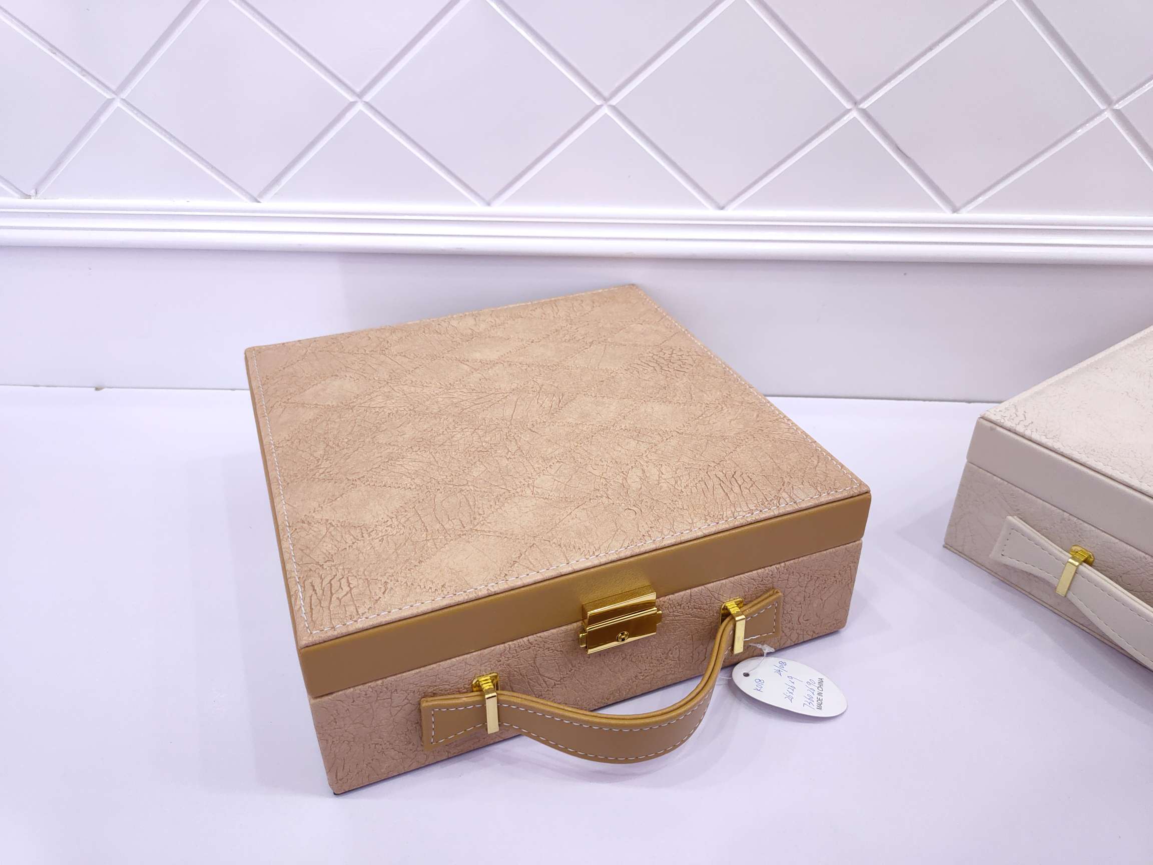 Jinqi Jewelry Box, a popular storage box for European and American fashionable, simple and large-capacity accessories, jewelry display box K018 undefined