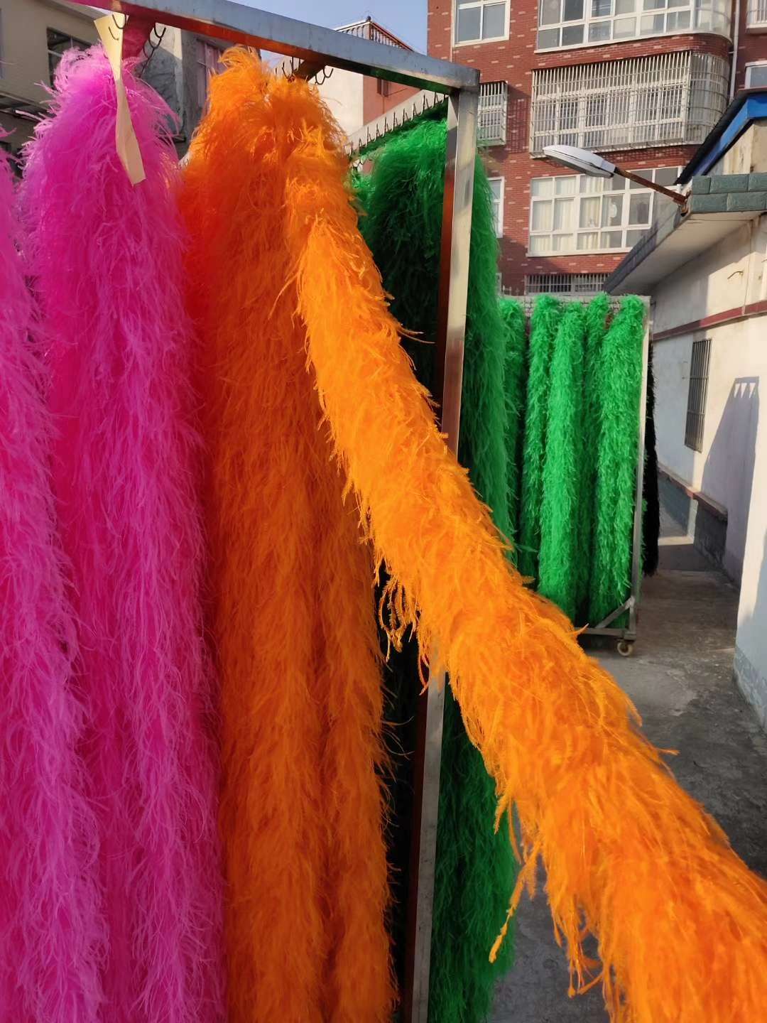 双层鸵鸟毛条白底实物图