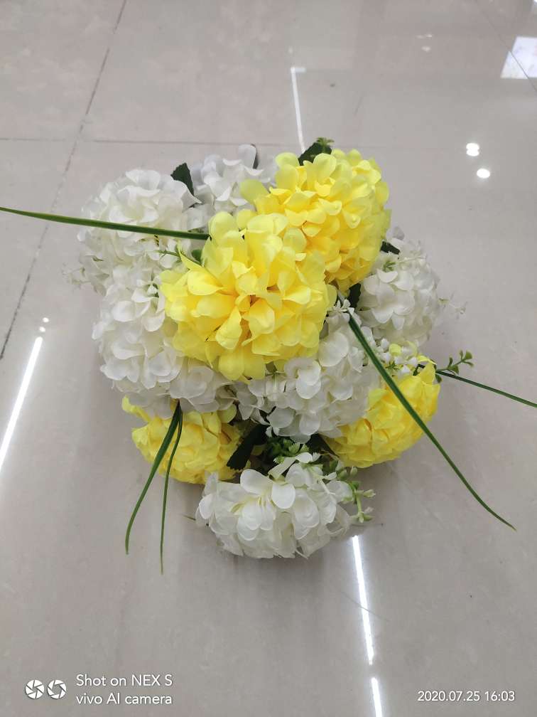 Factory wholesale of artificial flowers, artificial handles, fake flowers, bouquets and other 18-head 190-silk fabric reverse rolled edge chrysanthemums