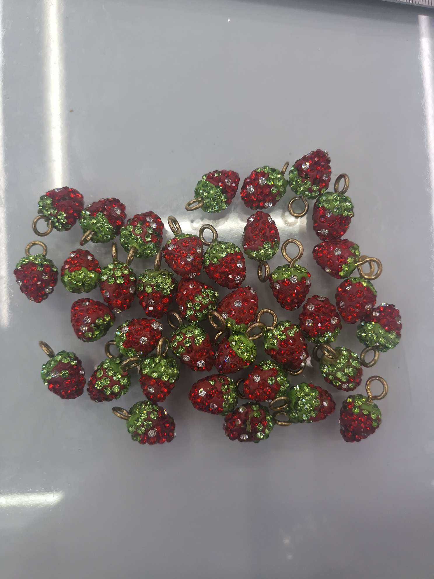 10mm软陶草莓  可用于衣服包包鞋子上均可！