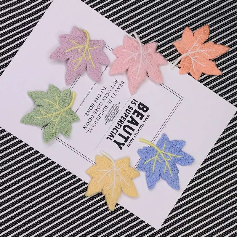 Colorful maple leaves Specification image