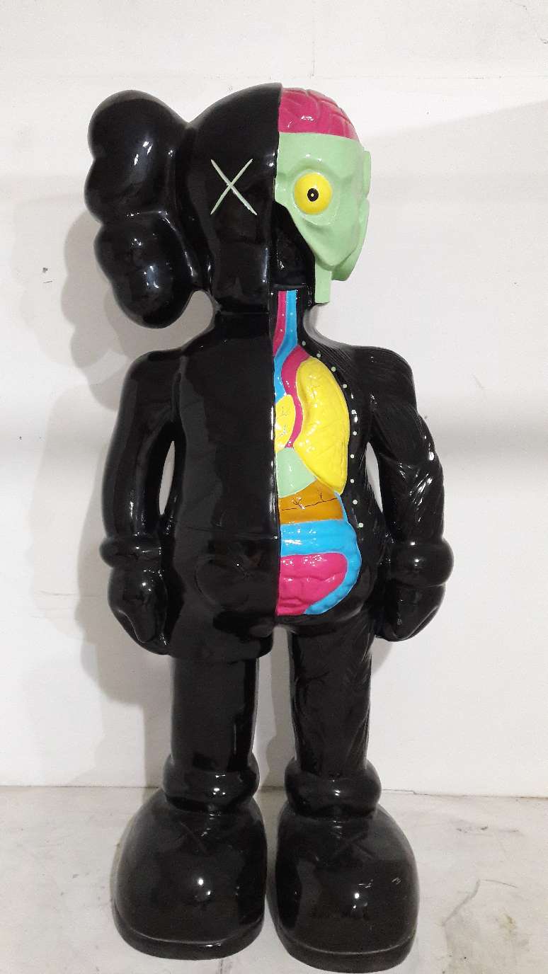 The semi-anatomical figurine of the trendy fiberglass sculpture art is a large decorative item for the decoration of the milk tea shop. The height is 220*107*55 details Picture